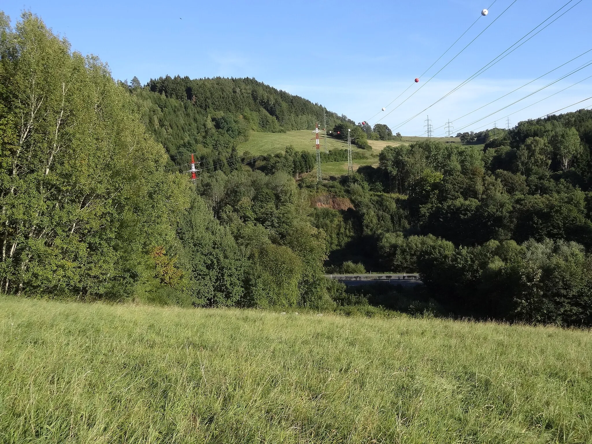 Photo showing: View from Hodkovice nad Mohelkou over the Mohelka valley to east (parts of Pelíkovice, near Radoňovice); three 110 kV power lines