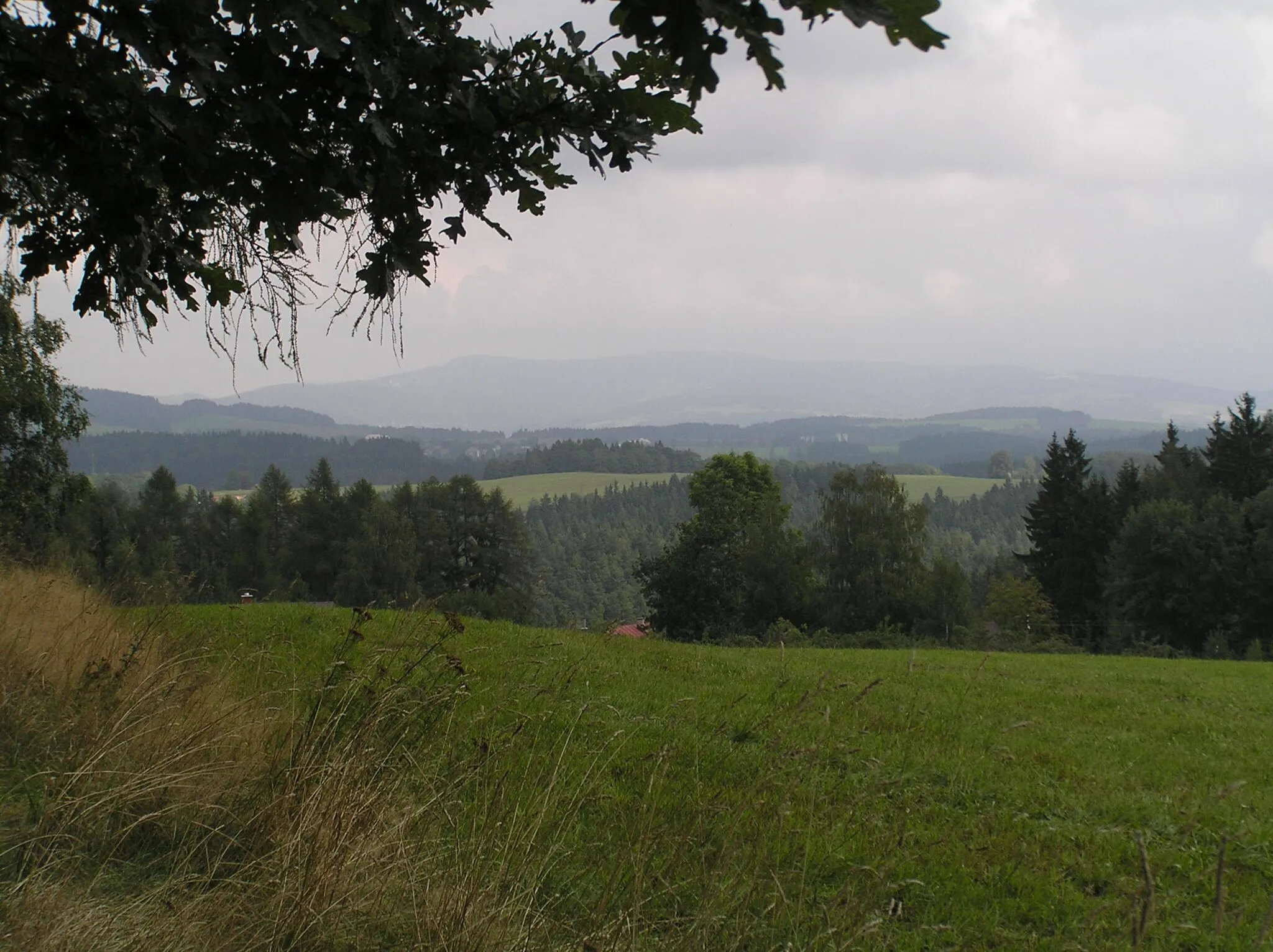 Photo showing: Alšovice - pohled z modře značné turistické cesty severně od Dupandy východním směrem