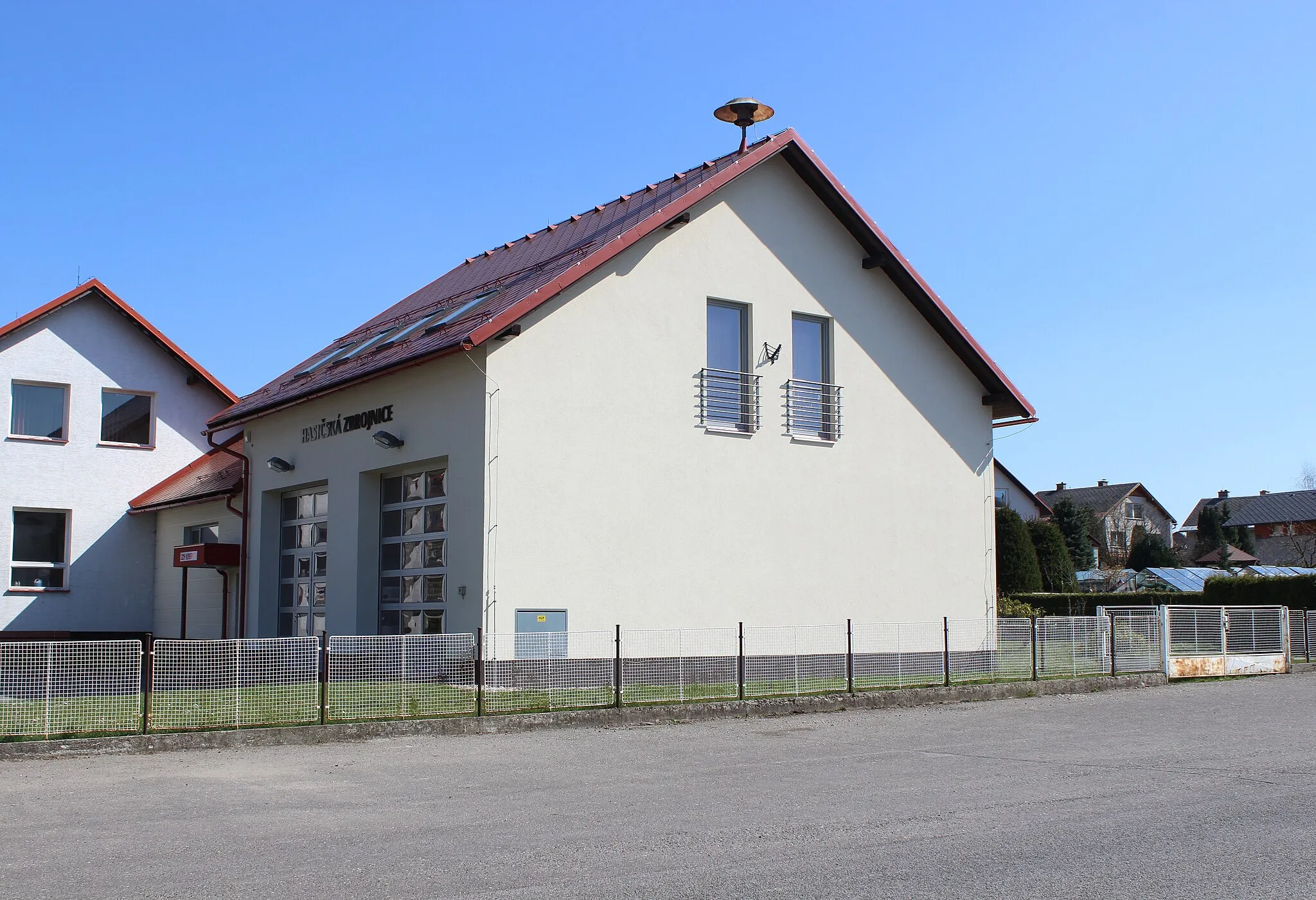 Photo showing: Hasičská zbrojnice v obci Koberovy, součásti okresu Jablonec nad Nisou.