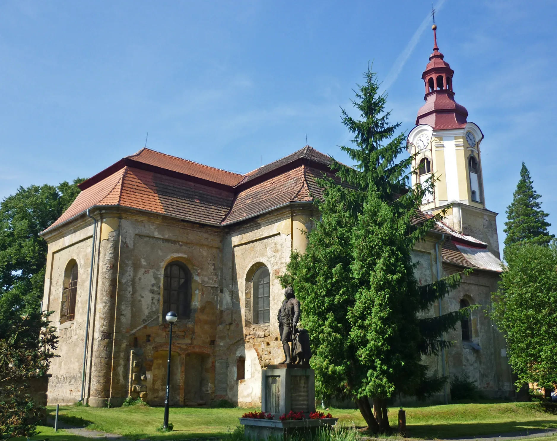 Photo showing: Sigismund-Kirche in Wartenberg am Roll (Stráž pod Ralskem)