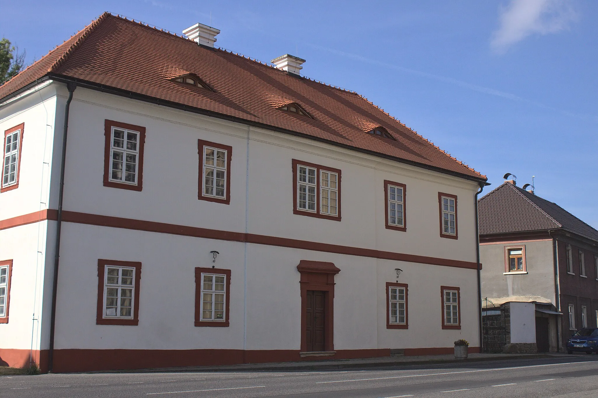 Photo showing: A parish house in the village of Jezvé, Liberec Region, CZ