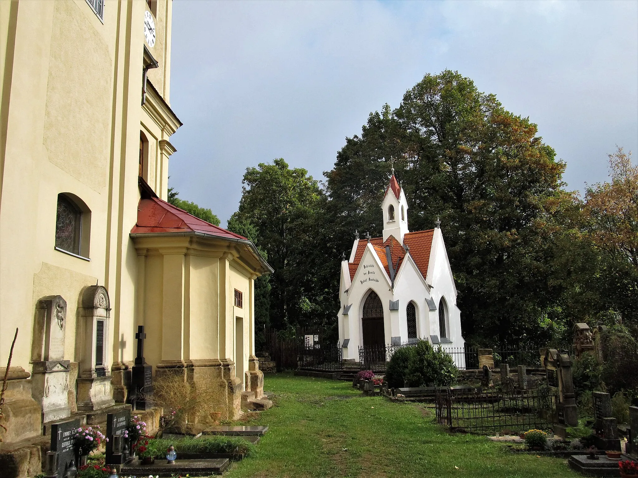 Photo showing: Hřbitov u kostela Nejsvětější Trojice, hrobka sklářské rodiny Handschke