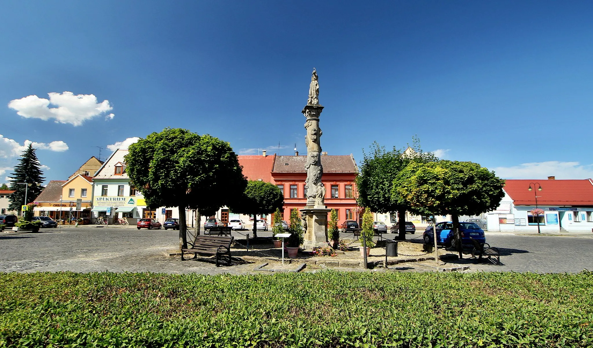 Photo showing: Náměstí 1. máje se sloupem Panny Marie v Mimoni