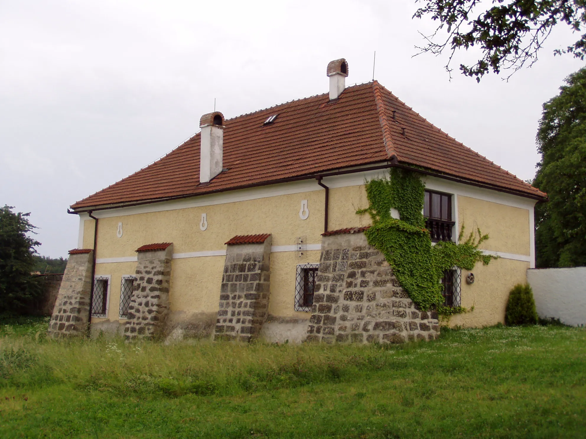 Photo showing: Týn (Luka), dvorec čp. 1