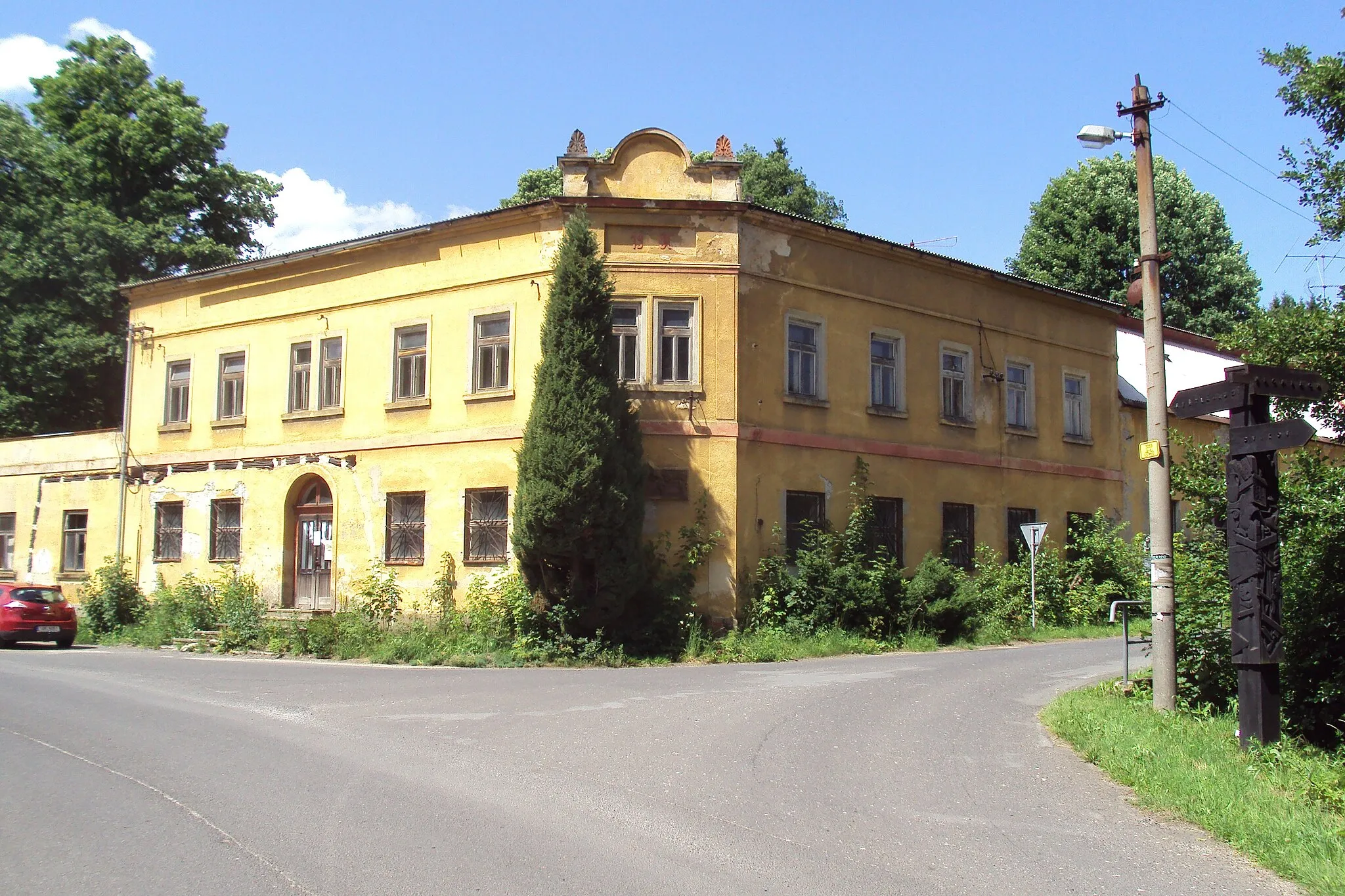 Photo showing: Rohový dům v obci Juliovka, pravá silnice vede na Krompach