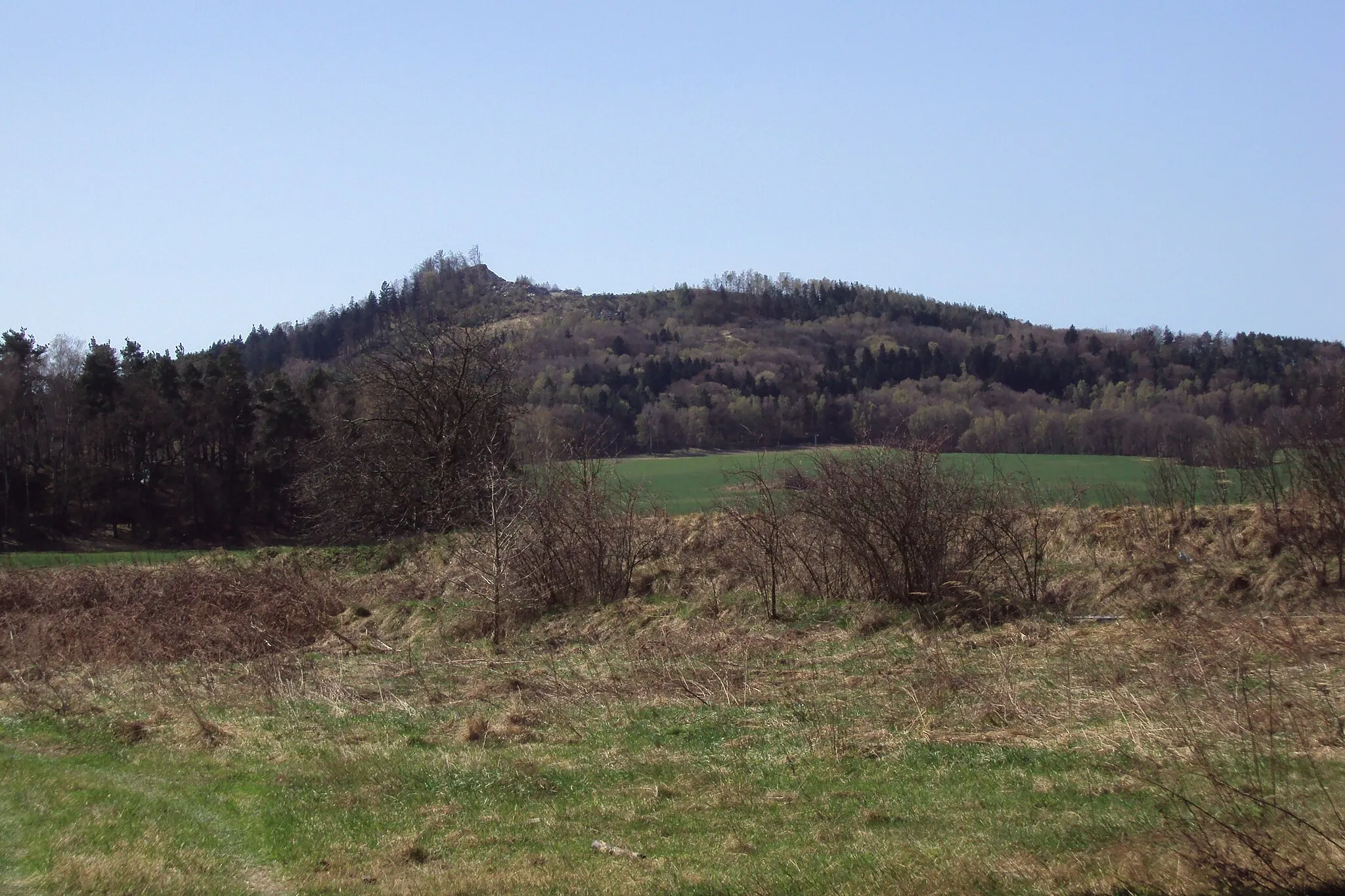 Photo showing: Kopec s lomem nad obcí Tachov, fotka z druhé strany, z obce Obora u Doks