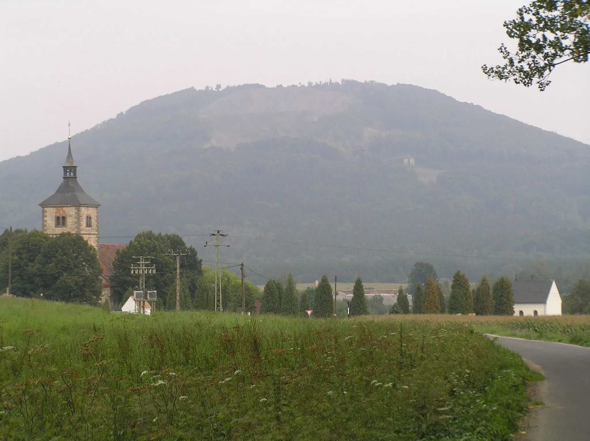 Photo showing: obec Brniště s vrchem Tlustec (591 m n. m.)