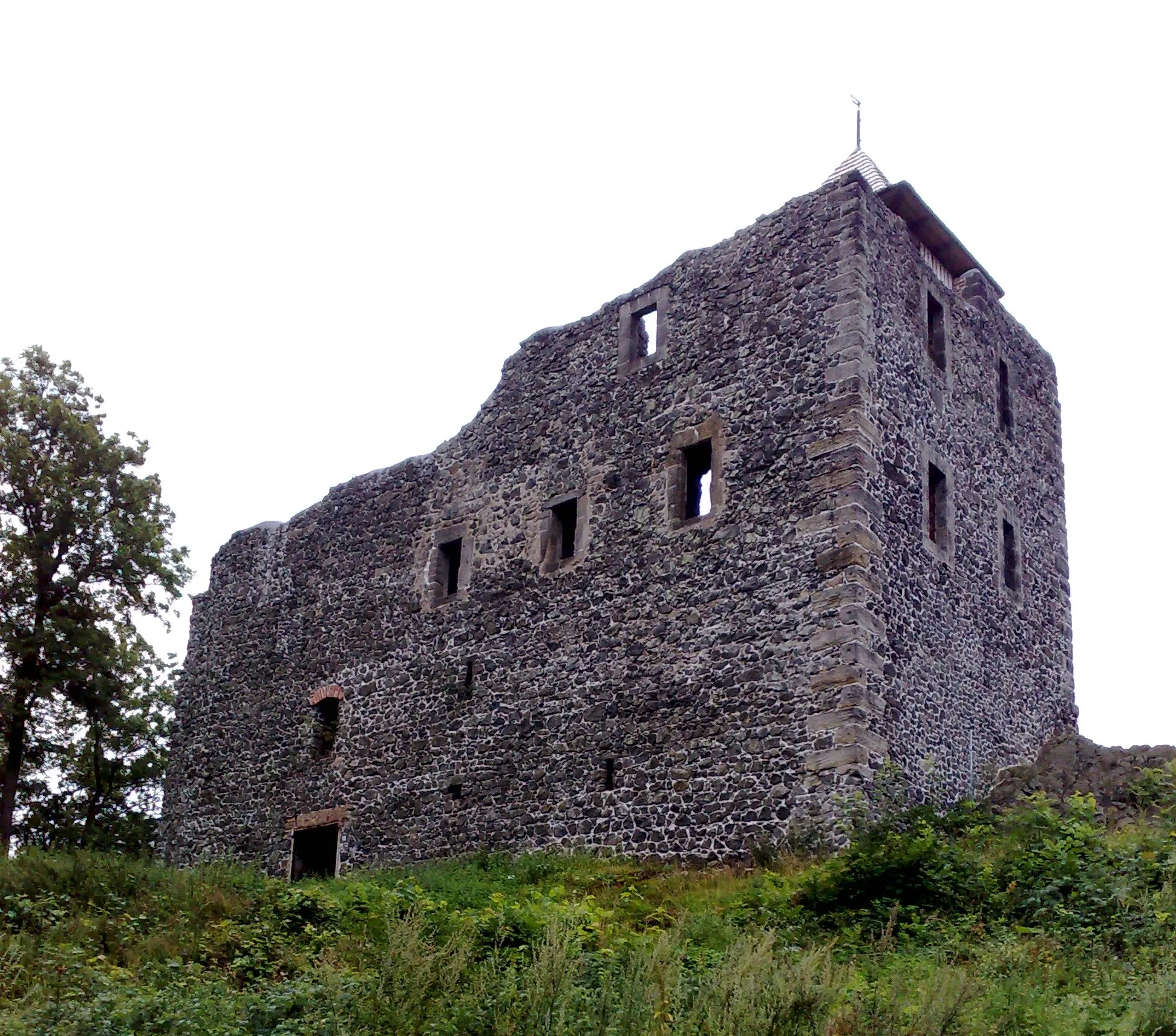 Photo showing: Ruin of Kamenicky hrad (main building remainder) near Česká Kamenice, Czech Republic