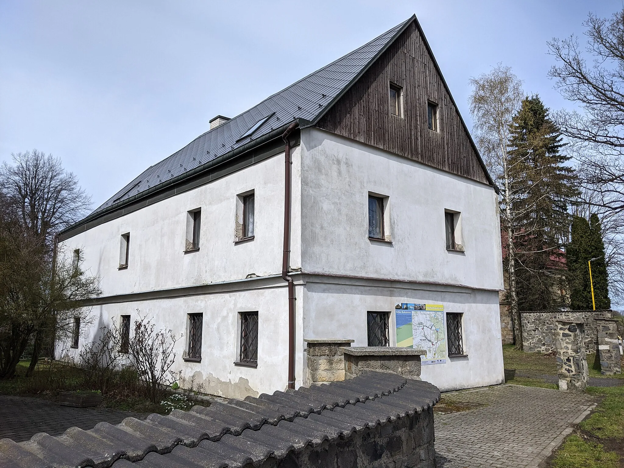 Photo showing: Malá Bukovina (Klein Bocken) - dům čp. 1 v areálu kostela sv. Václava