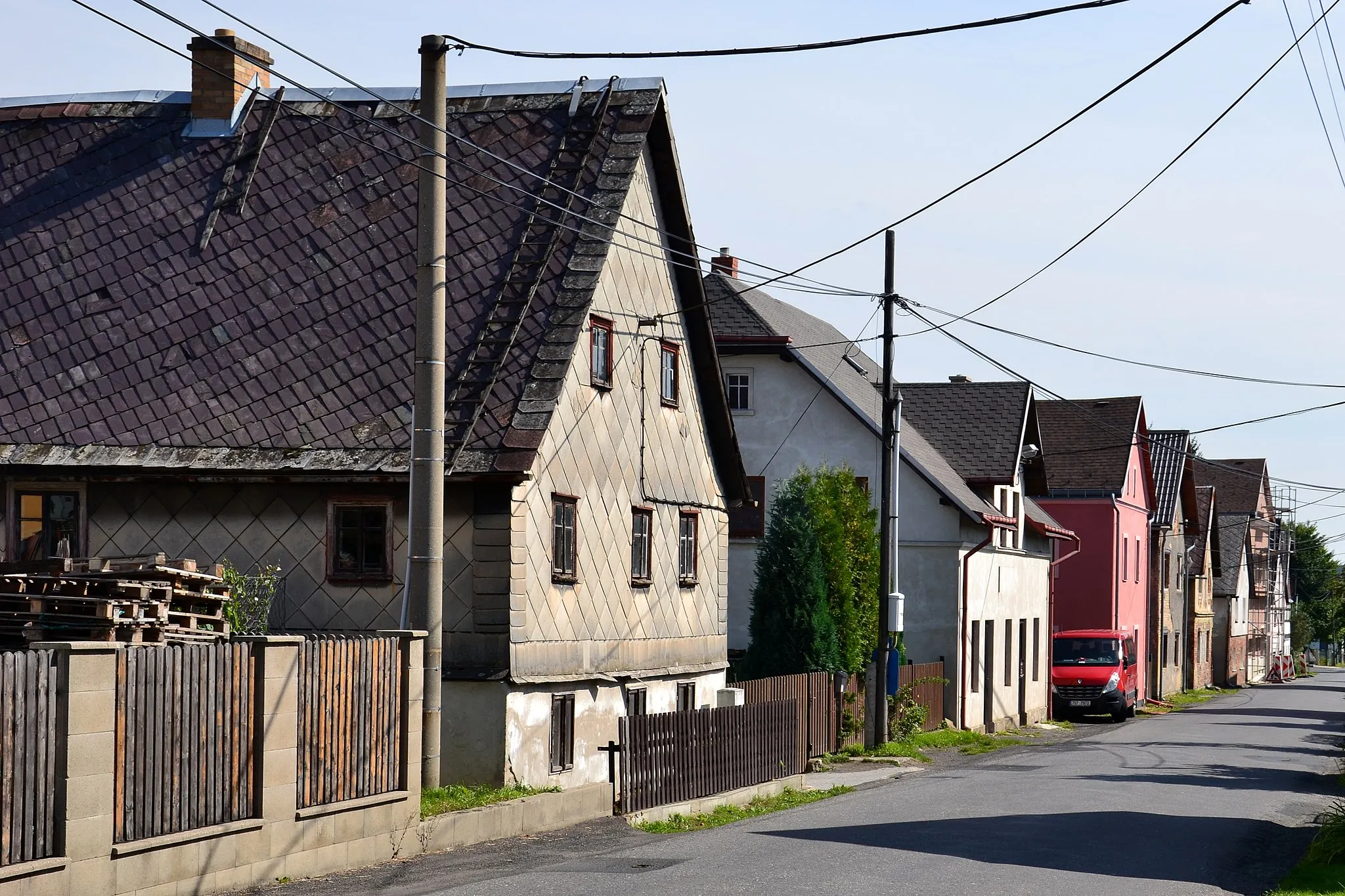 Photo showing: Domy ve středu vesnice