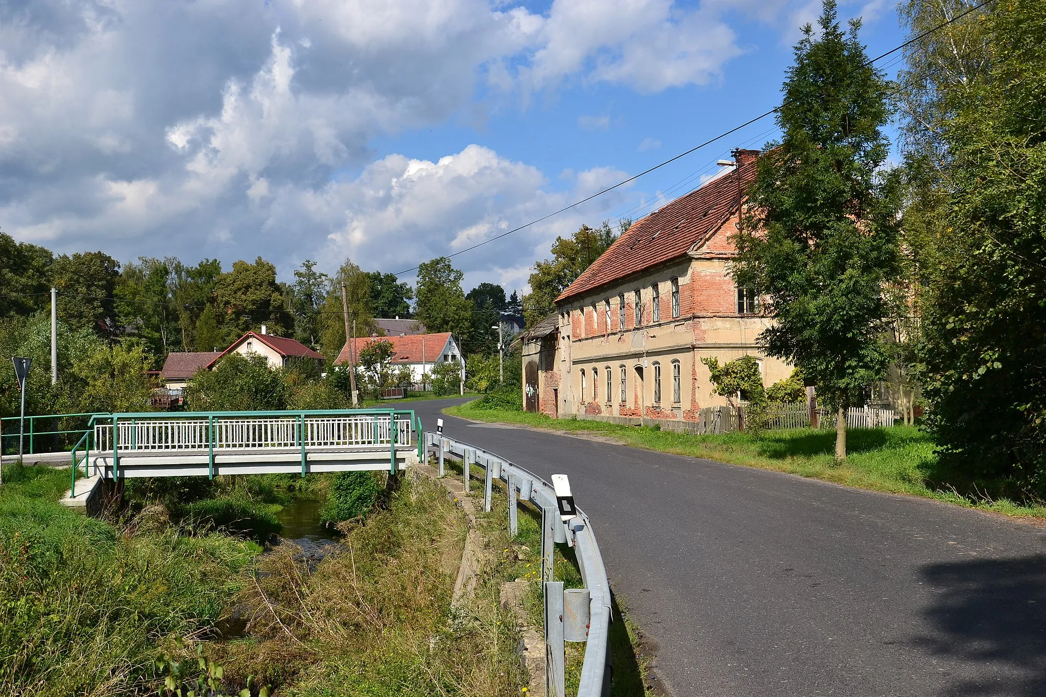 Photo showing: Severní část vesnice - v popředí budova čp. 41, vlevo mostek přes Bystrou