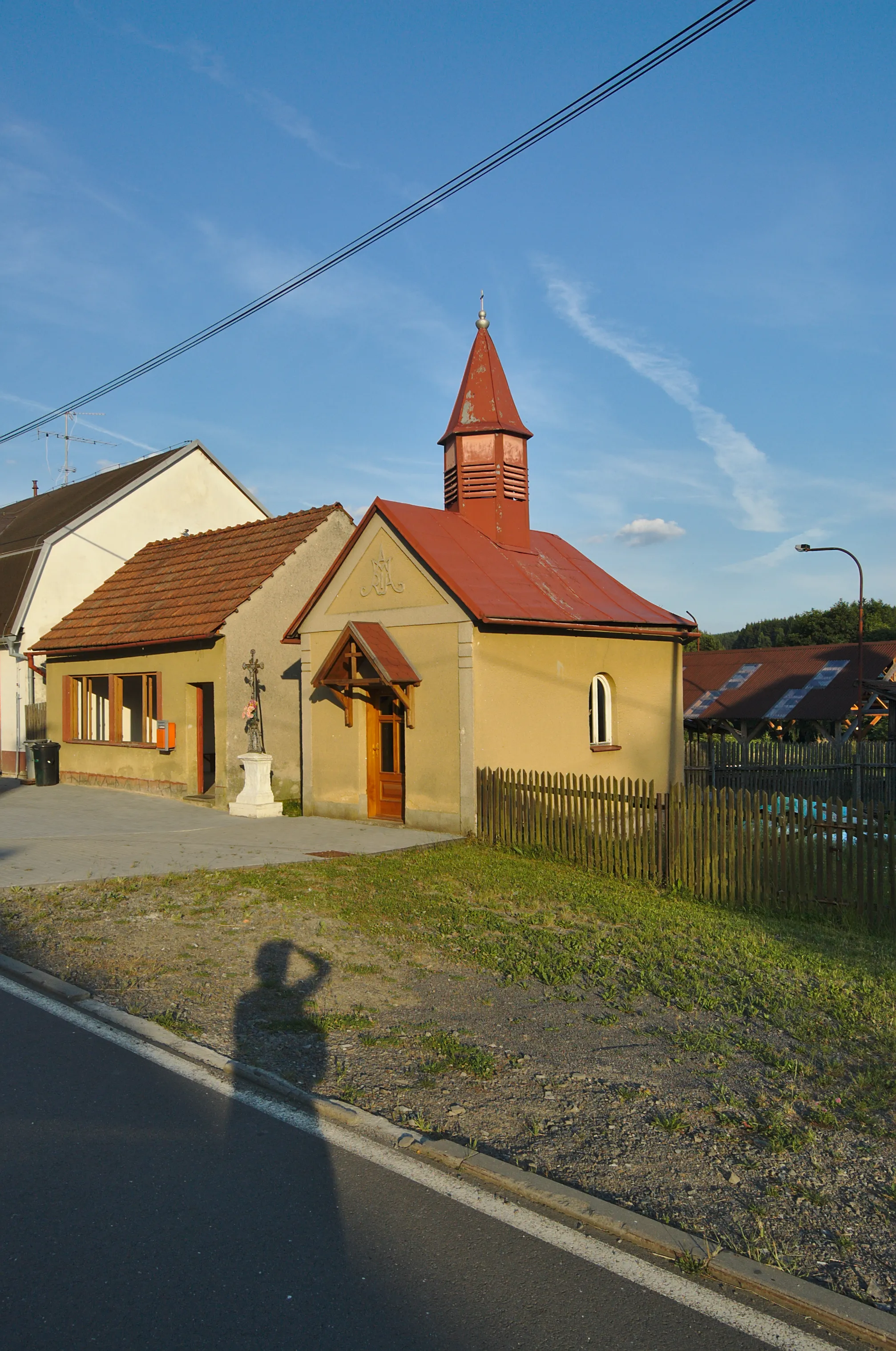 Photo showing: Kaplička a kříž, Pohora, Horní Štěpánov, okres Prostějov