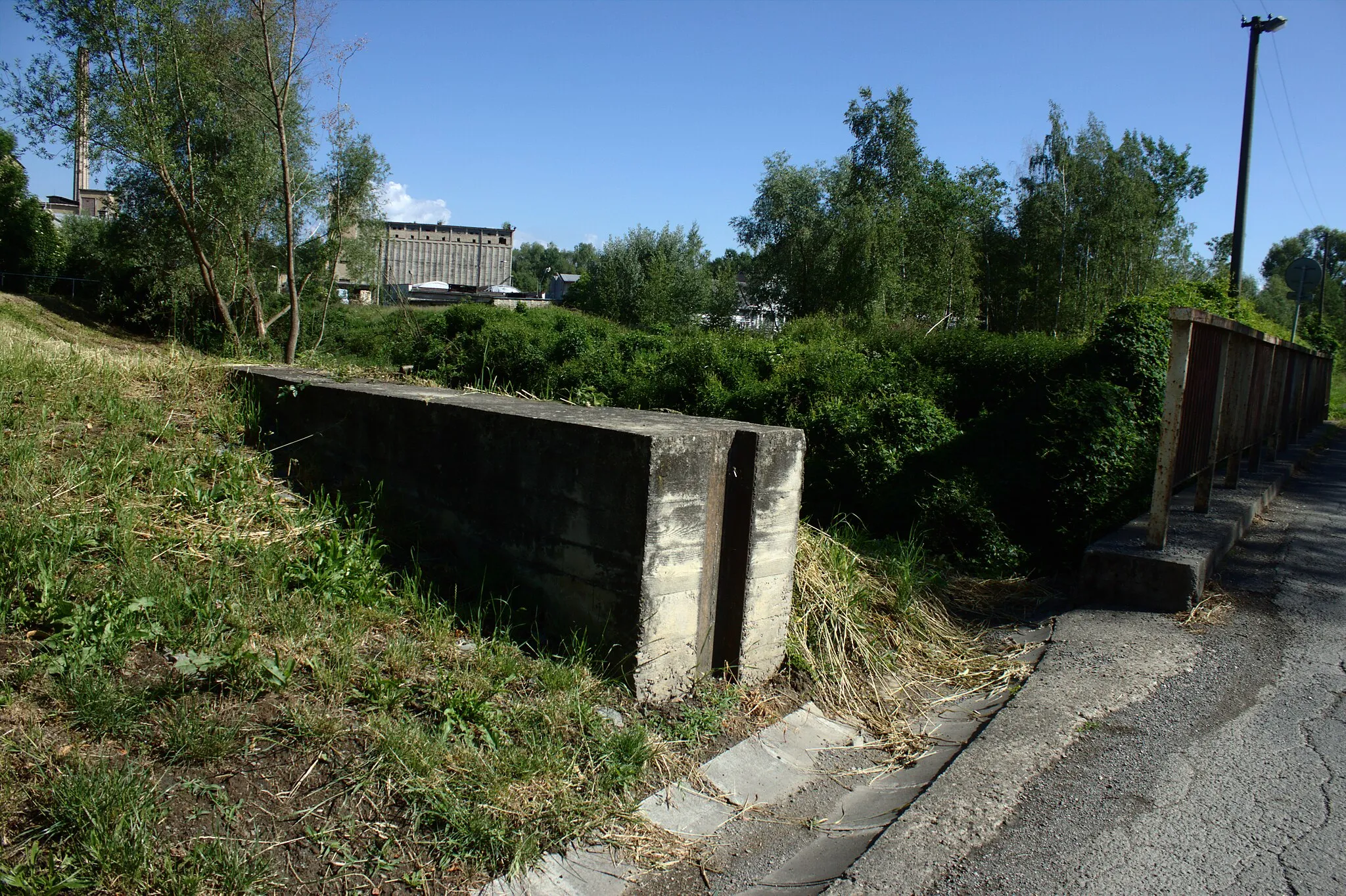 Photo showing: Anti-flood wall in the town of Lukavice, Olomocu Region, CZ