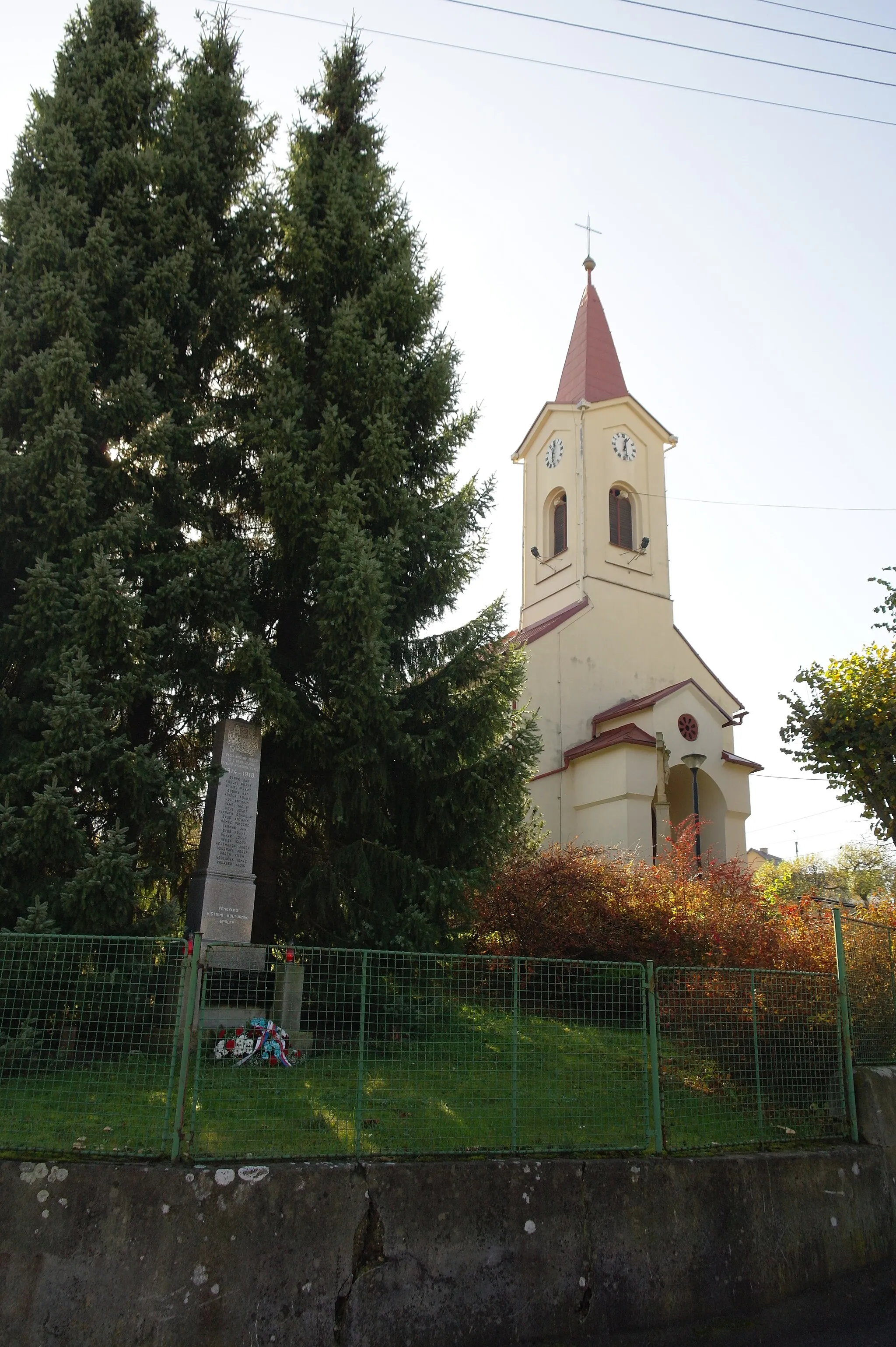 Photo showing: Kostel a památník ve vesnici Kosov, Olomoucký kraj
