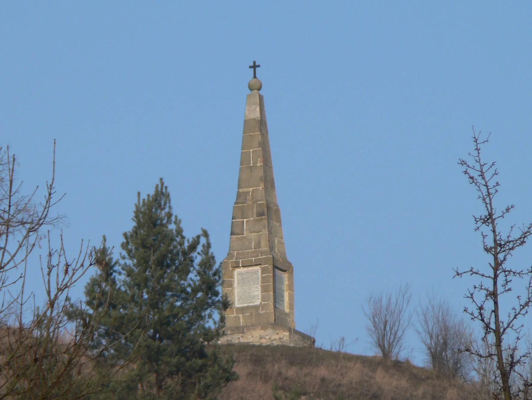 Photo showing: Památník dokončení železnice