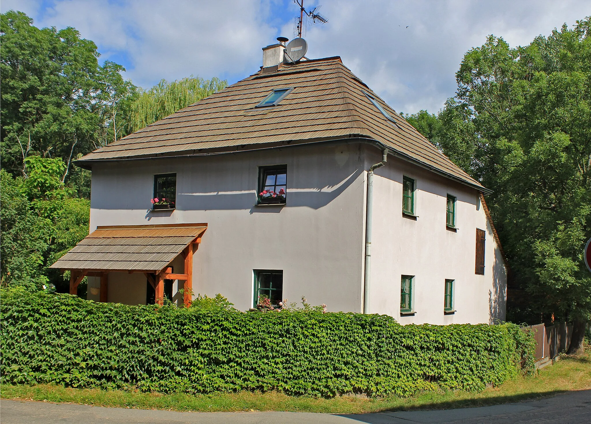 Photo showing: Old blacksmith house in Bašta, part of Starý Kolín, Czech Republic.