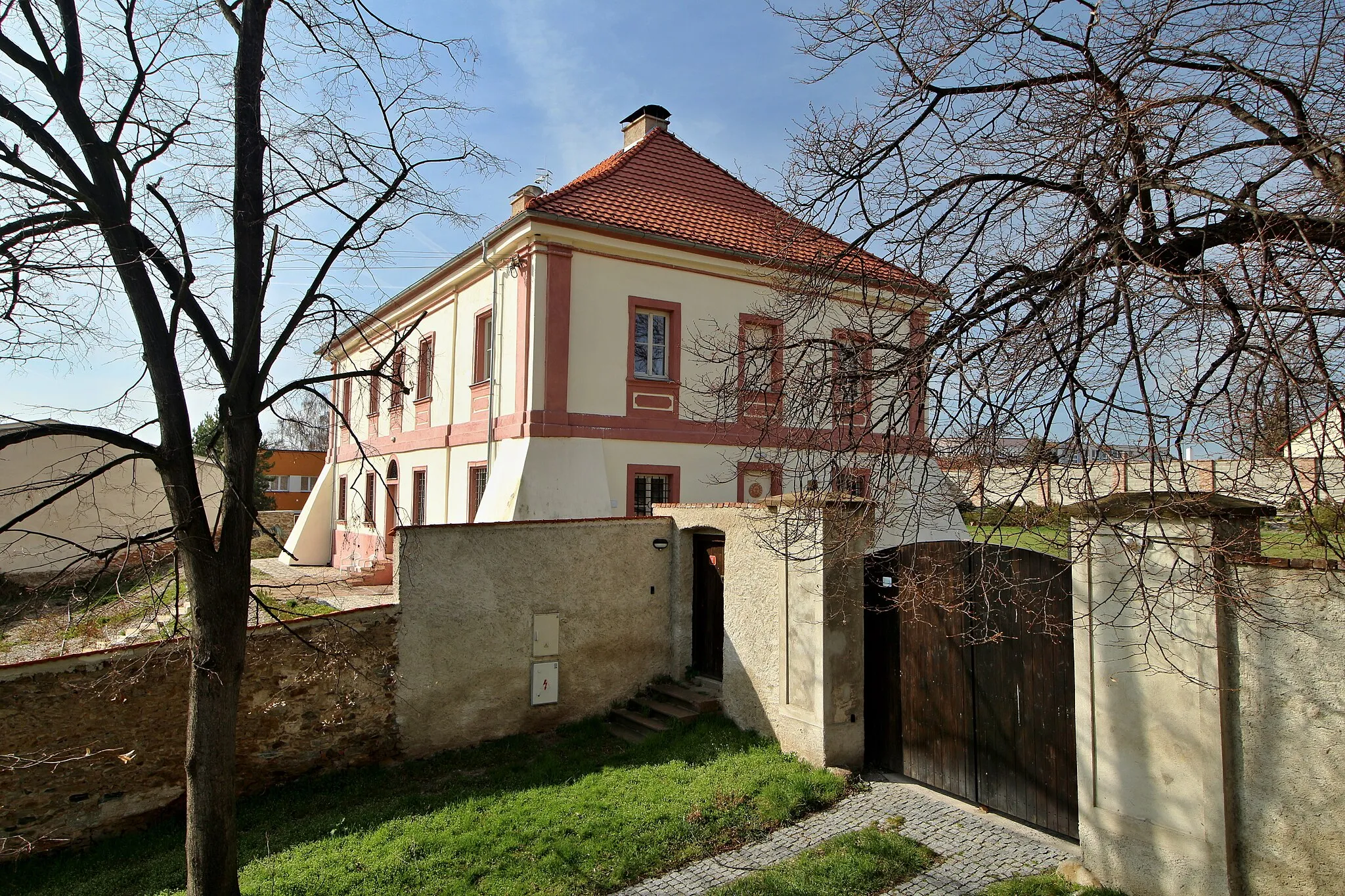 Photo showing: Plaňany budova děkanství