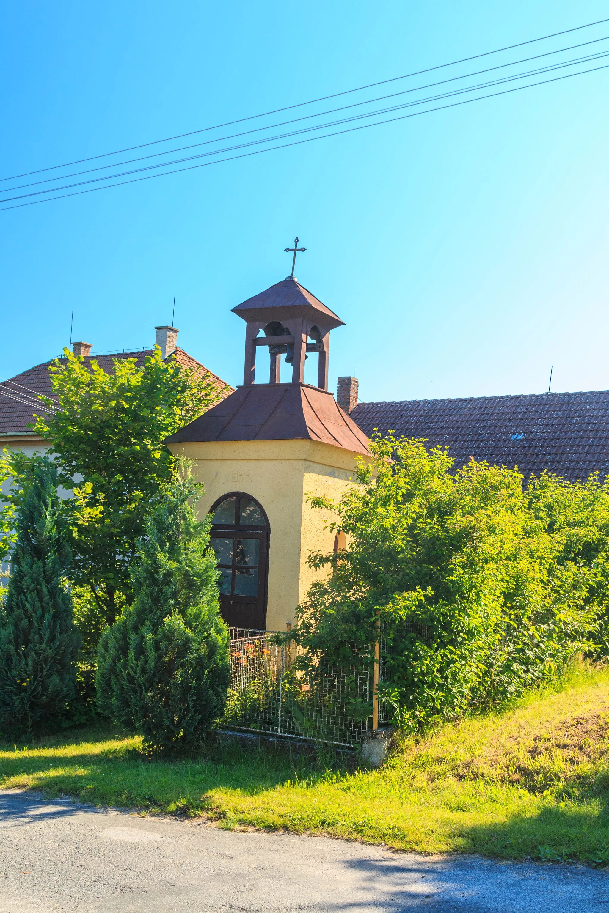 Photo showing: Hostovlice u Vilémova kaple

This file was created as a part of the photographic program of Wikimedia Czech Republic. Project: Foto českých obcí The program supports Wikimedia Commons photographers in the Czech Republic.