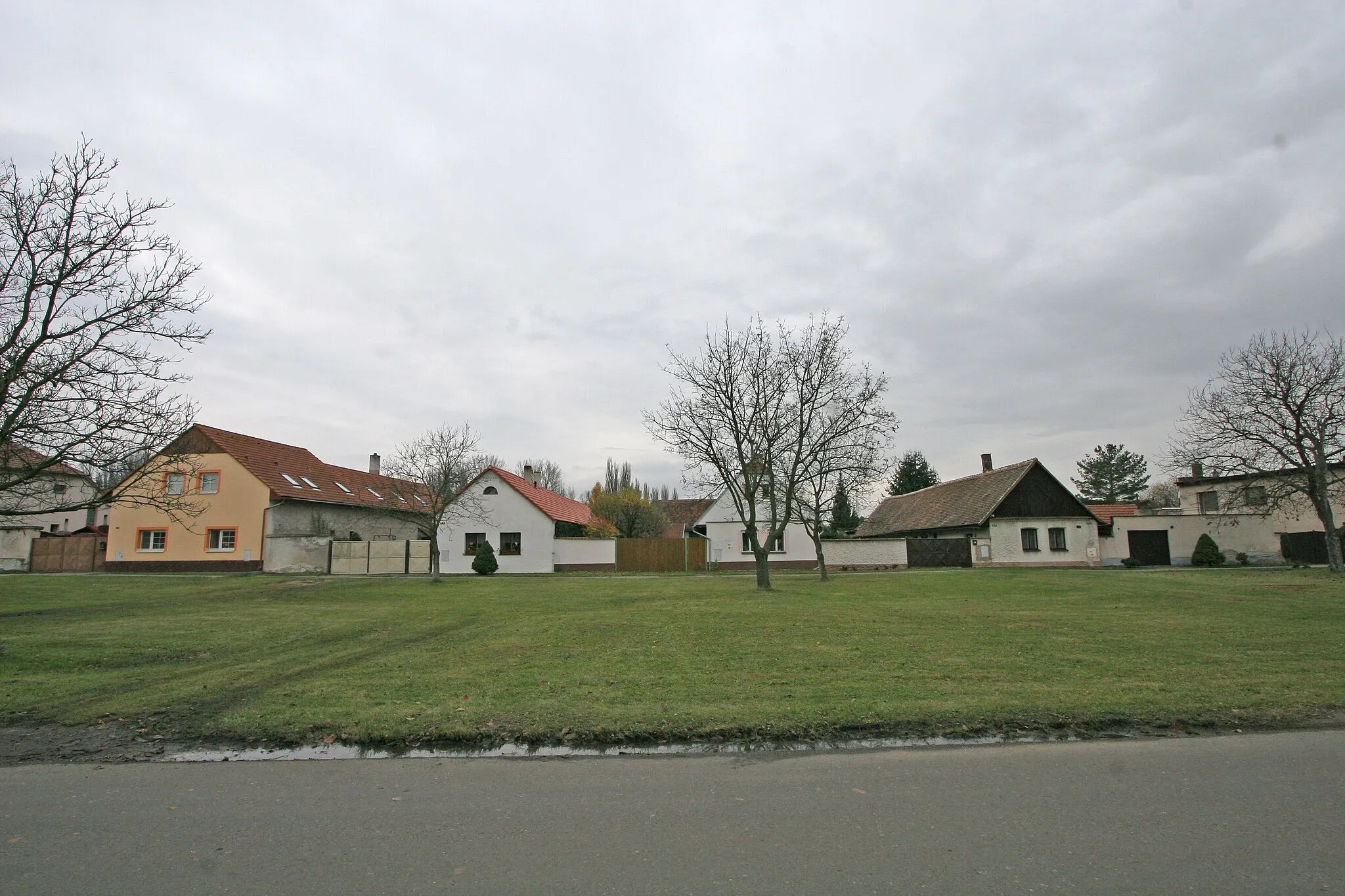 Photo showing: náves v Chotusicích