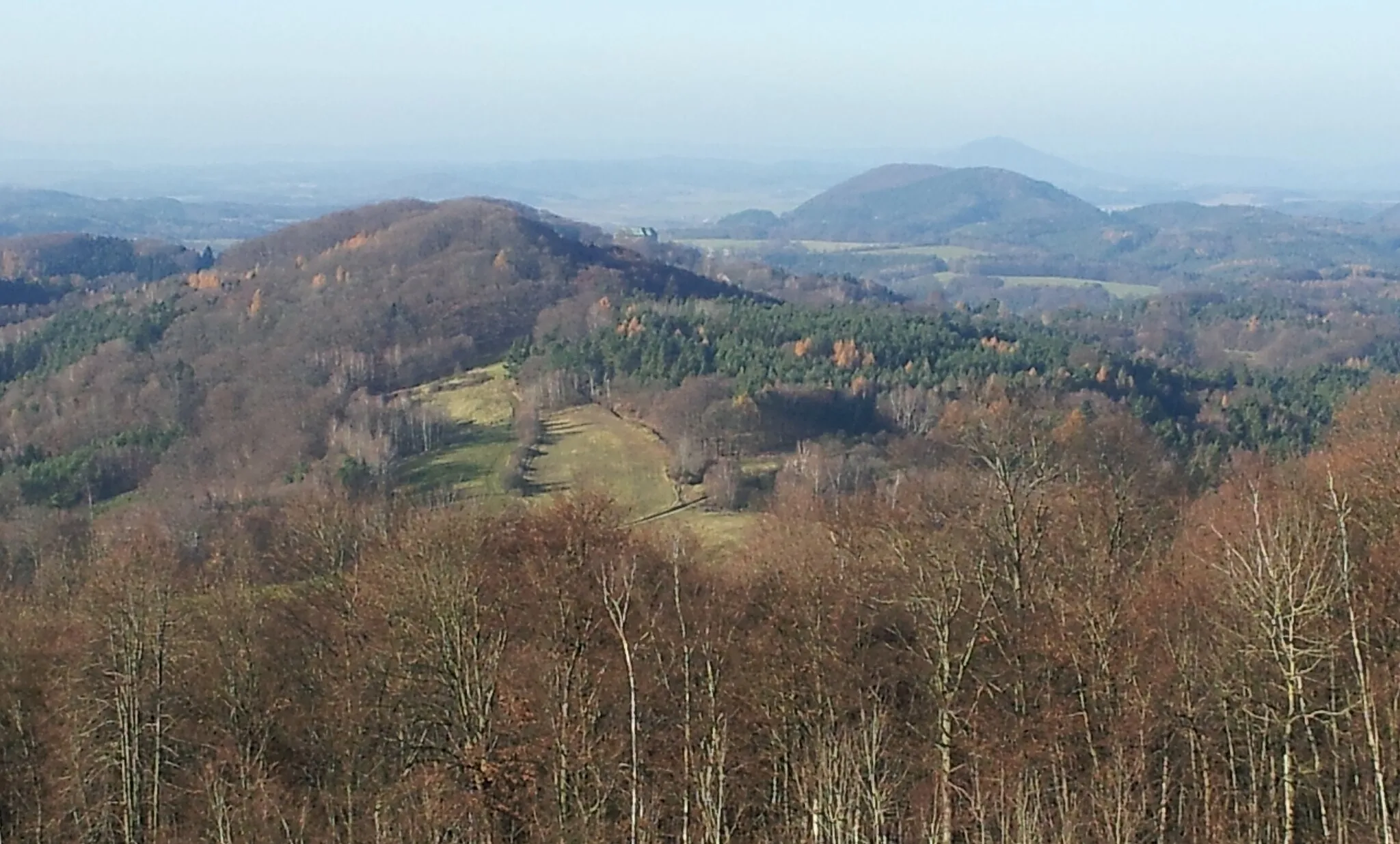 Photo showing: Pohled z rozhledny na Vrátenské hoře