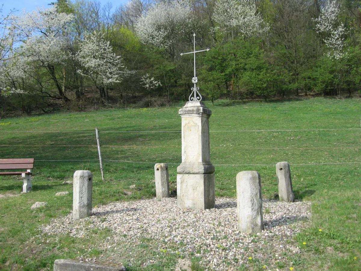 Photo showing: Wayside cross in Nosálov in Mělník District – entry no. 34994.