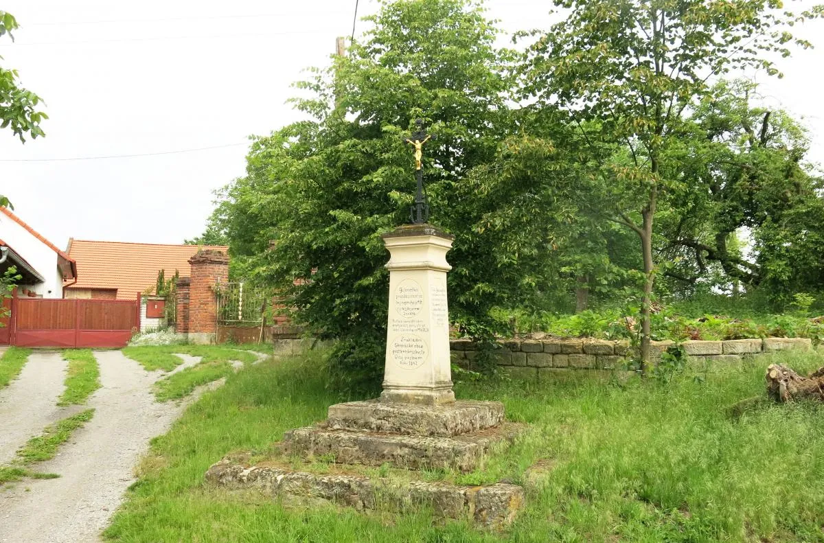 Photo showing: Wayside cross in Mšeno in Mělník District – entry no. 36920.