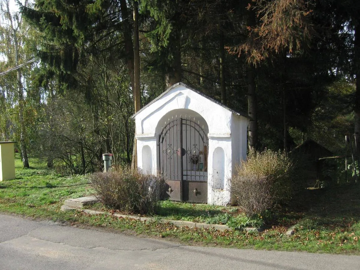 Photo showing: Chapel-shrine in Dobřeň in Mělník District – entry no. 30008.