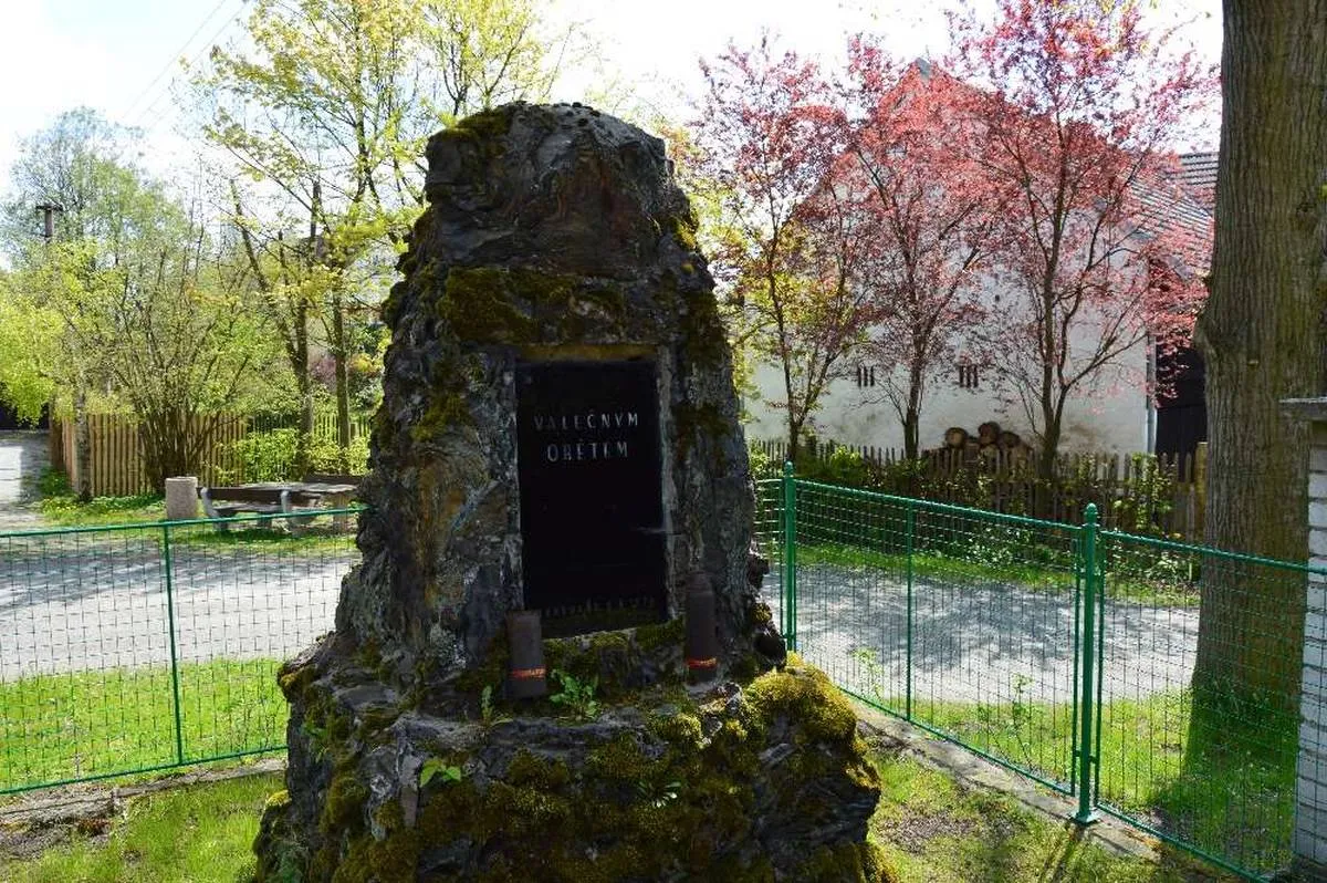 Photo showing: War memorial in Dobřeň in Mělník District – entry no. 11249.