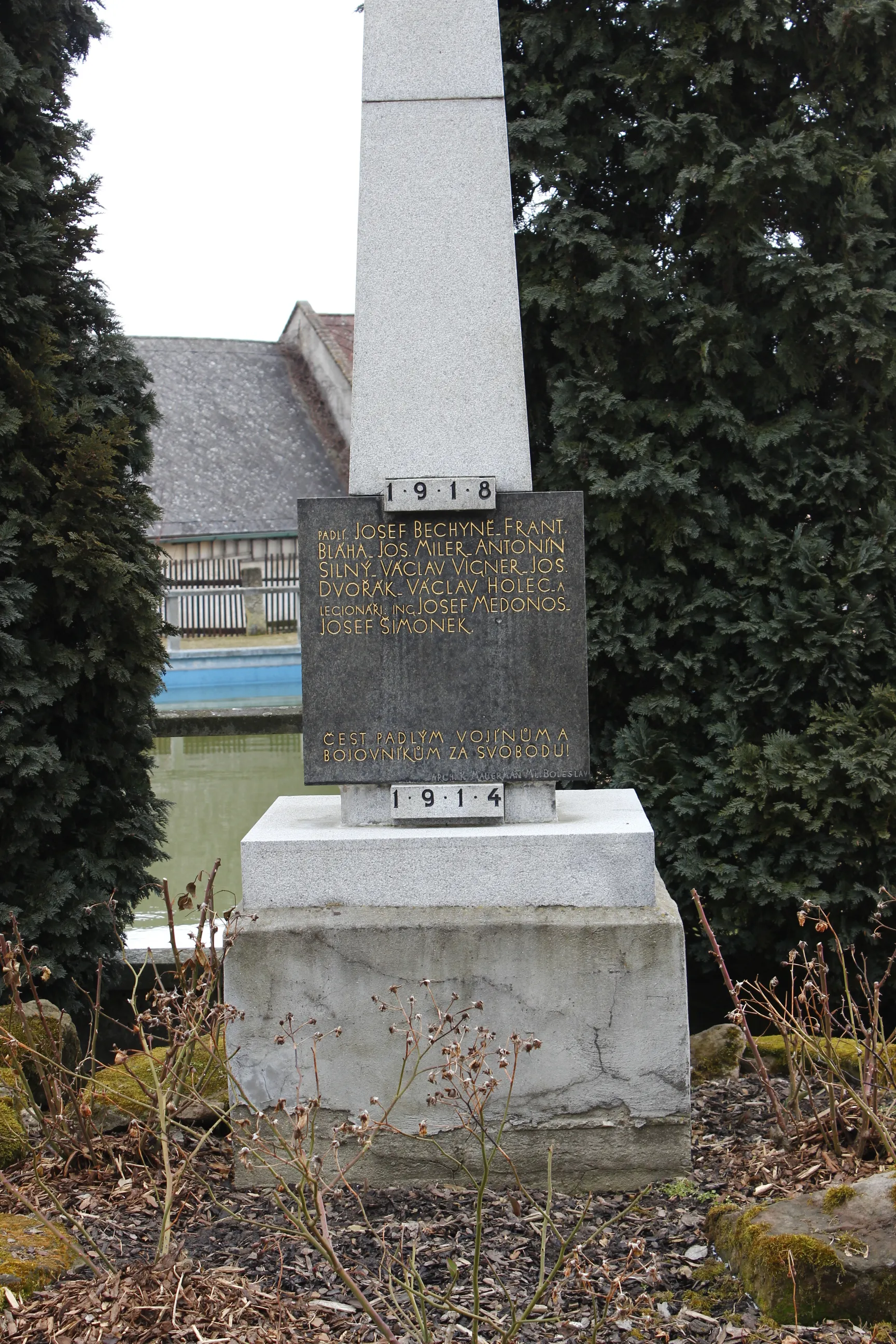Photo showing: Detail pomníku padlým v Kováni.