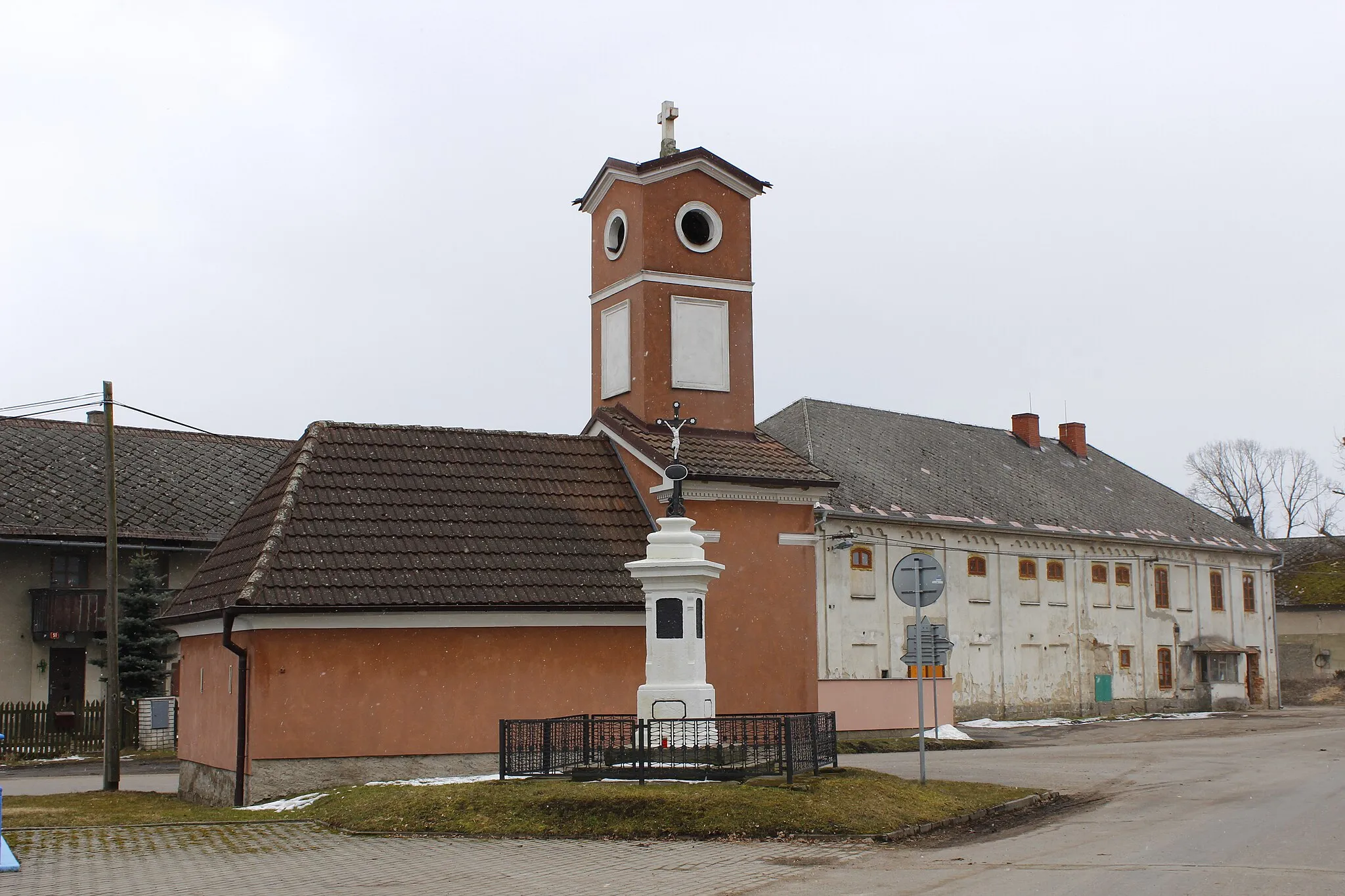 Photo showing: Kaplička v Březovicích na Mladoboleslavsku (pohled od severovýchodu).