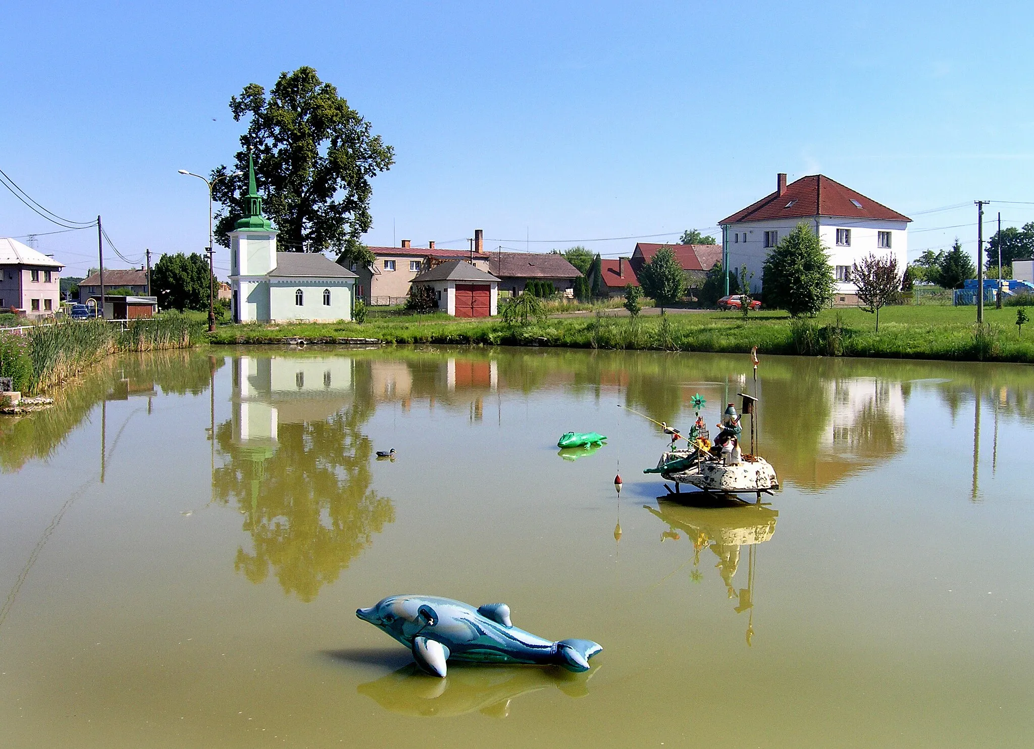 Photo showing: Common pond in Bítouchov, Czech Republic