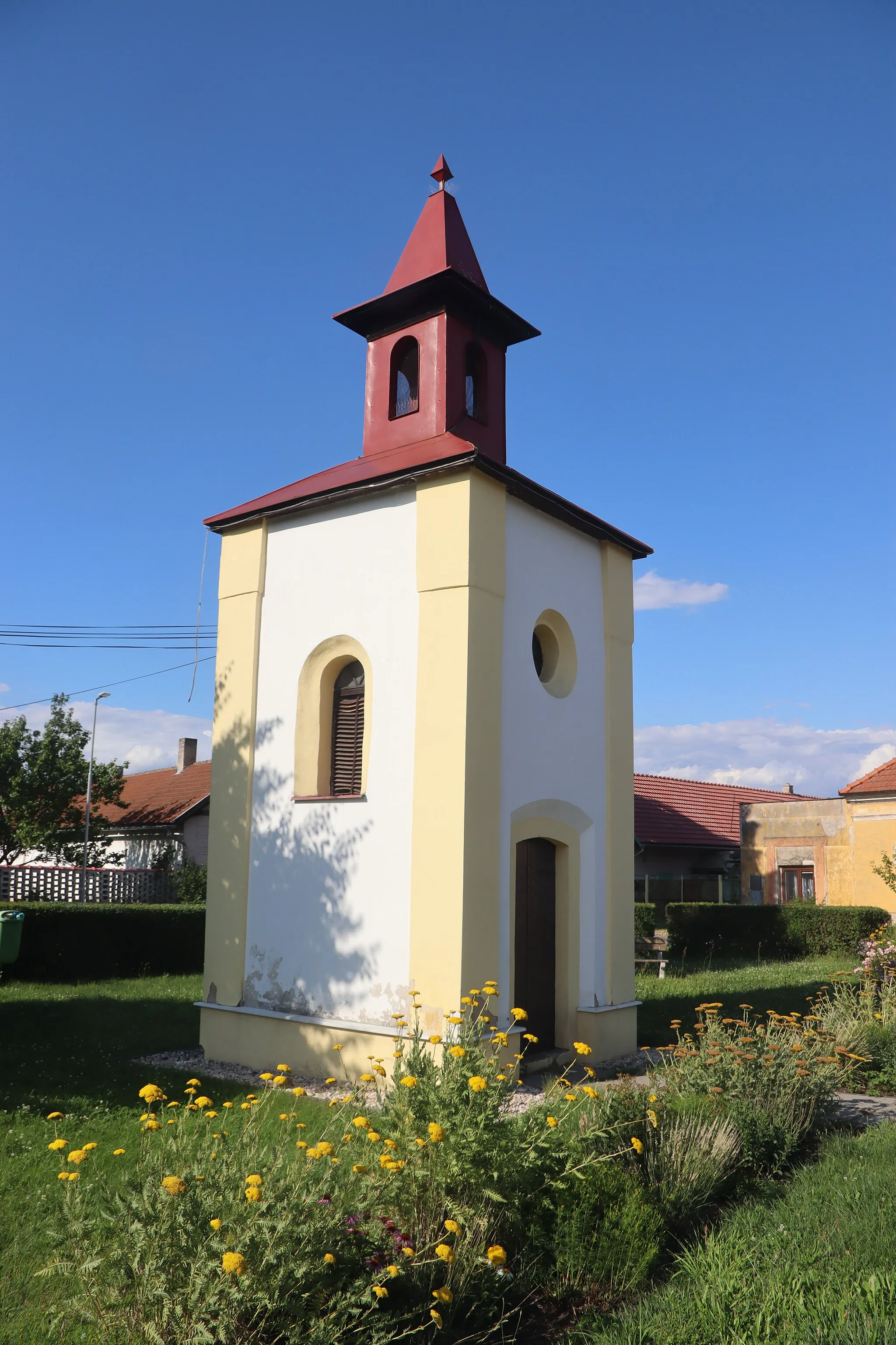 Photo showing: Overview of chapel at Hořátevská street in Zvěřínek, Nymburk District.