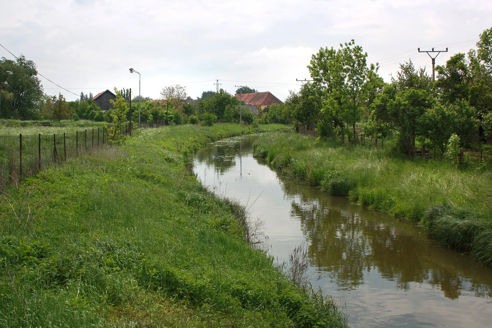 Photo showing: Mrlina River in Rožďalovice, Czech Republic