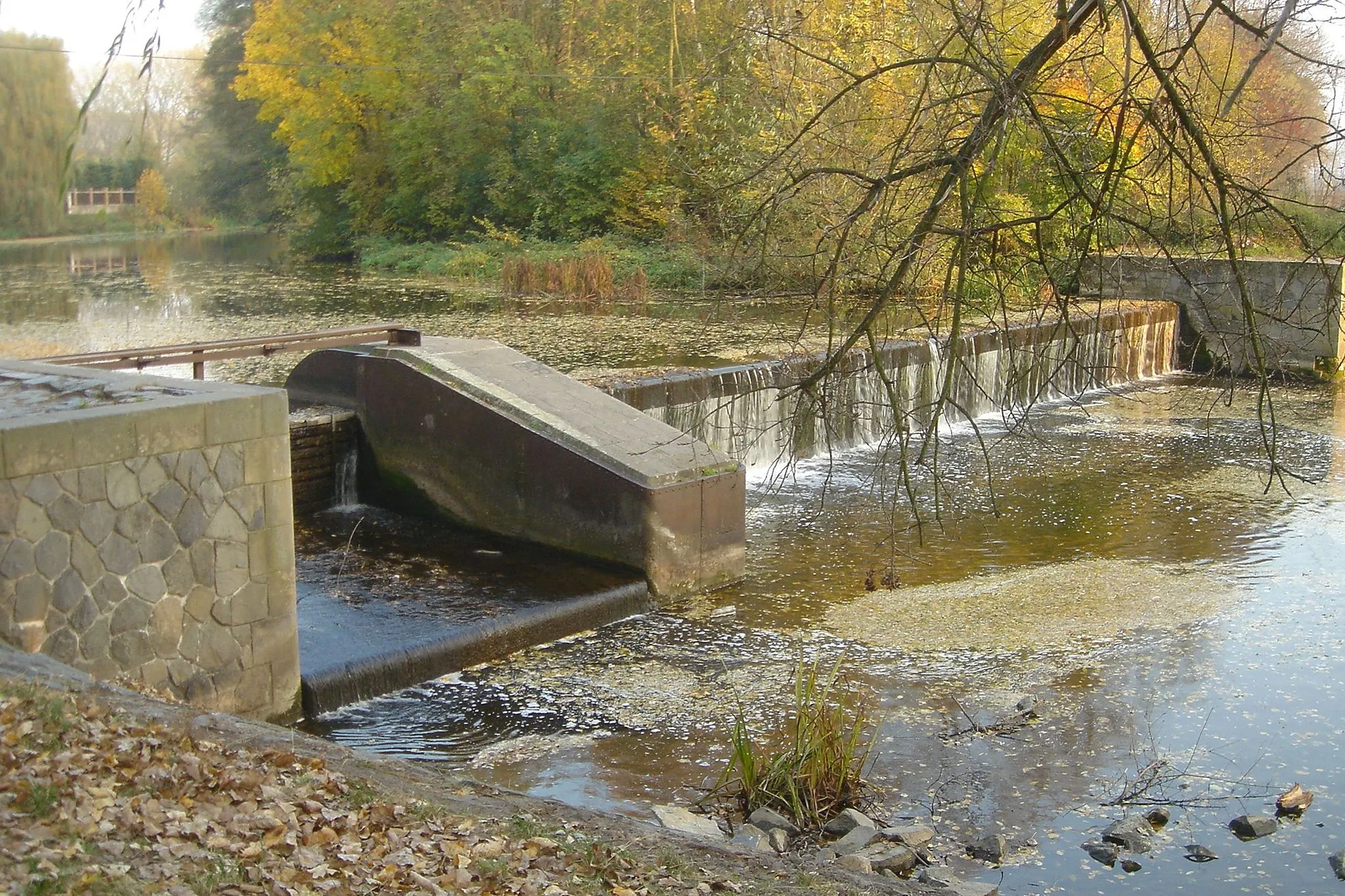 Photo showing: A weir on the Cidlina River in Libice nad Cidlinou, Czech Republic
