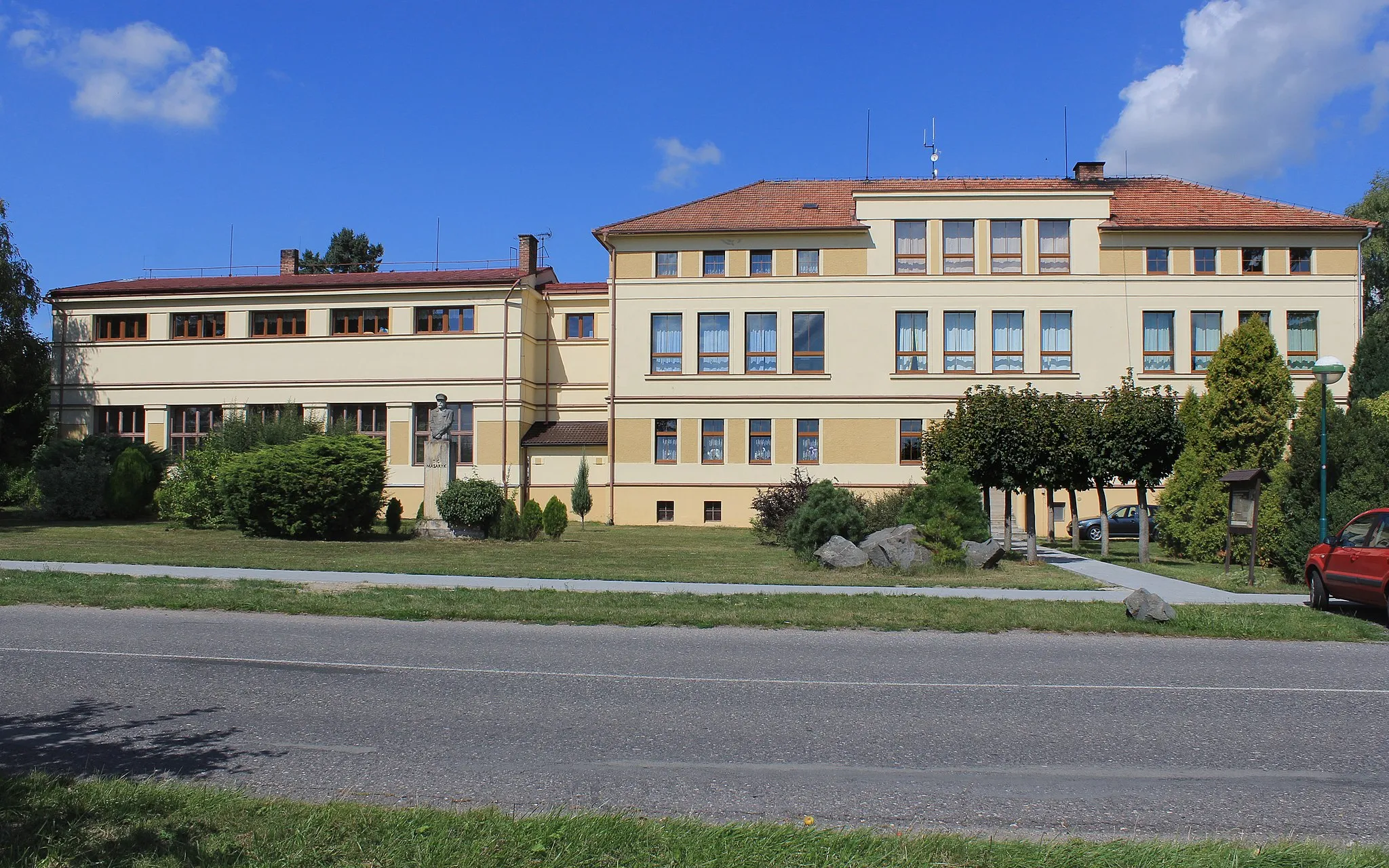 Photo showing: T. G. Masaryk elementary school in Dymokury, Czech Republic.