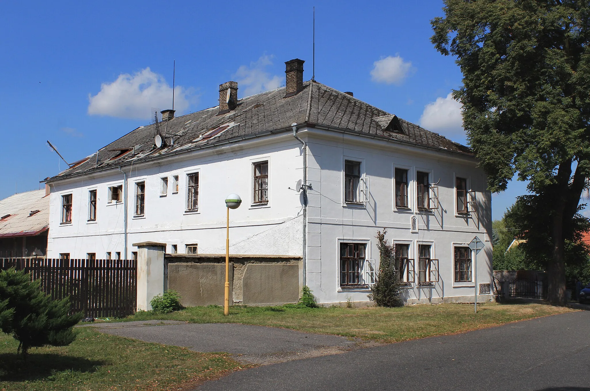 Photo showing: Administrative house of old brewery in Dymokury, Czech Republic.