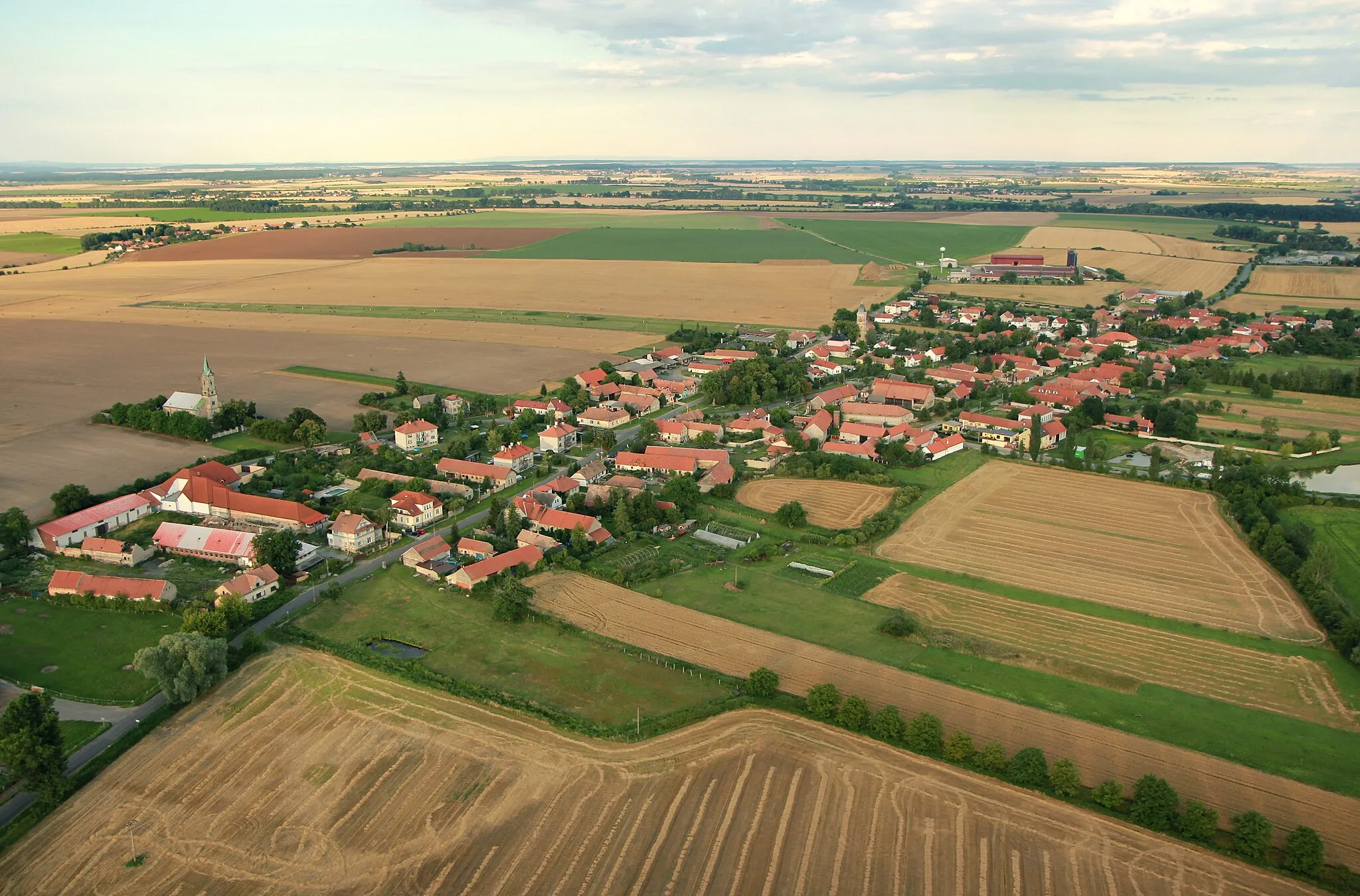 Photo showing: West view of Chleby village, Czech Republic