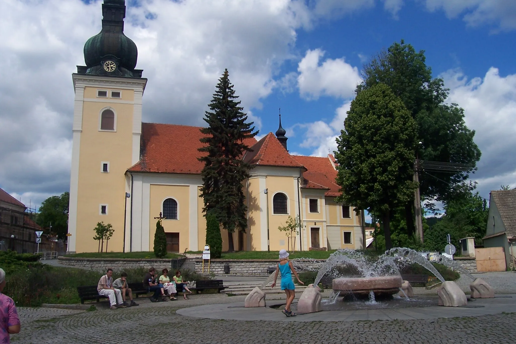 Photo showing: Kunštát in Blansko District, Czech Republic. Square, fountain and church.