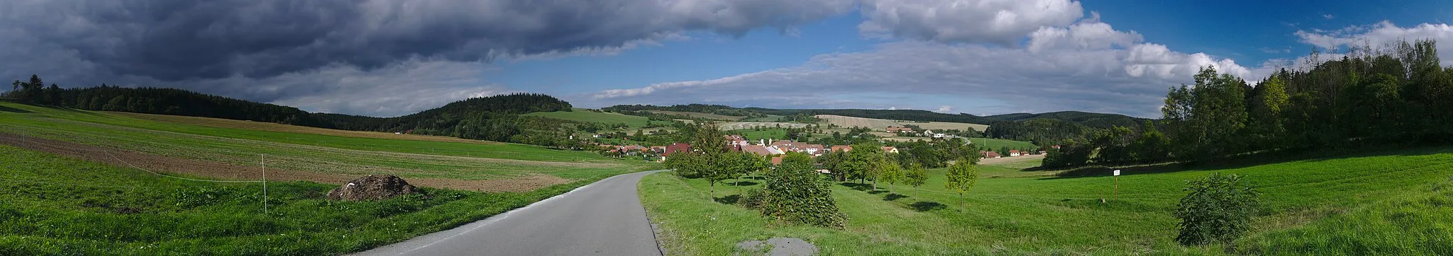 Photo showing: Panoramatický pohled na obec od jihu, Brumov, okres Brno-venkov