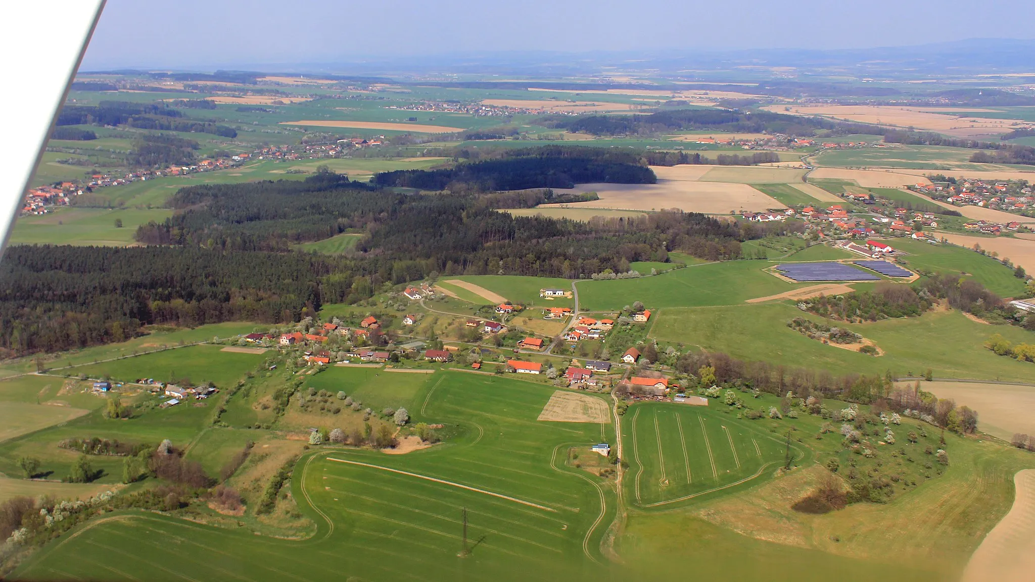 Photo showing: Paseky, part of small village Hřibiny-Ledská near of Častolovice from air, eastern Bohemia, Czech Republic