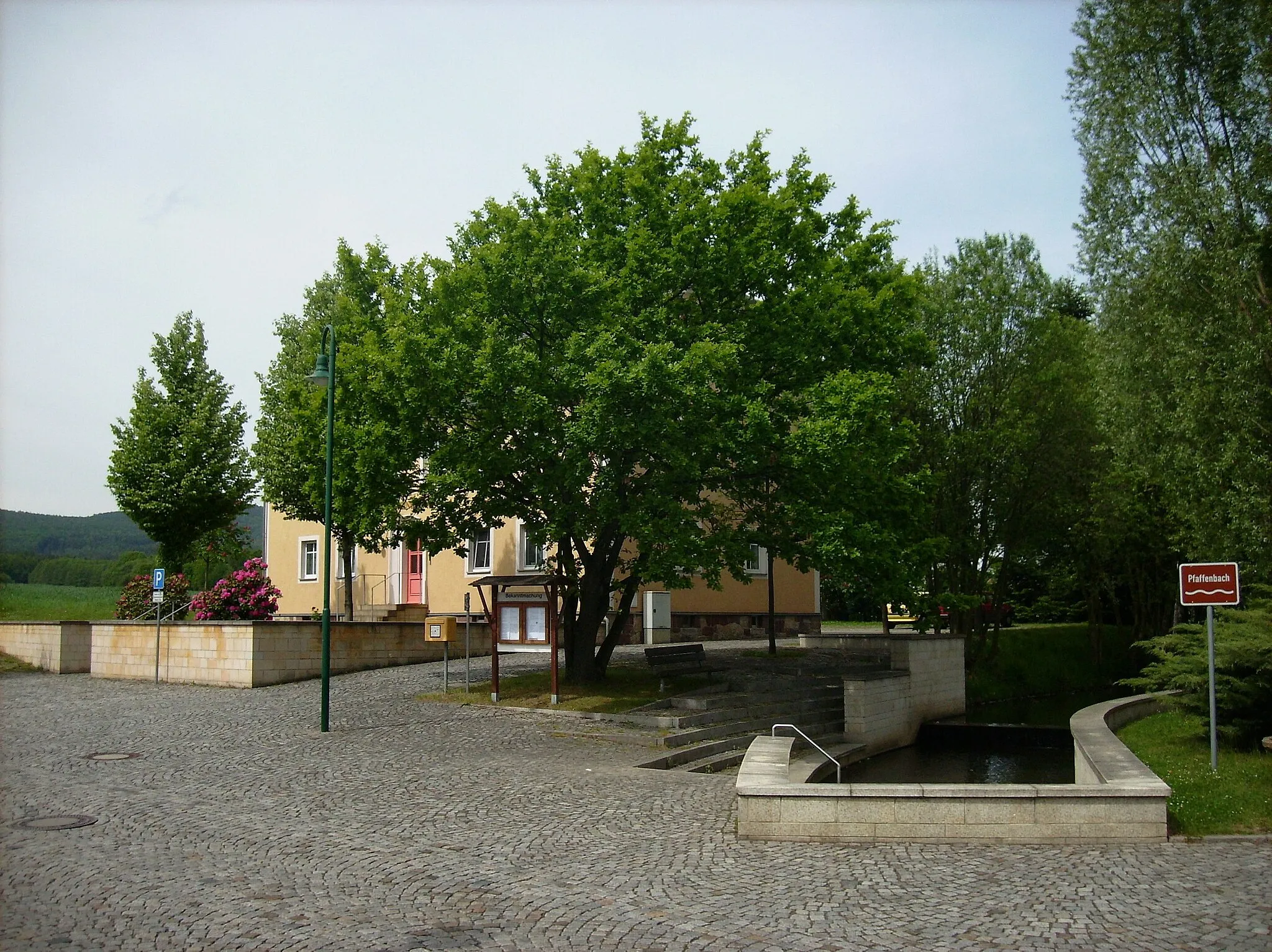 Photo showing: Pfaffenbach stream at the former municipal offices of Hartau (Zittau, Görlitz district, Saxony)