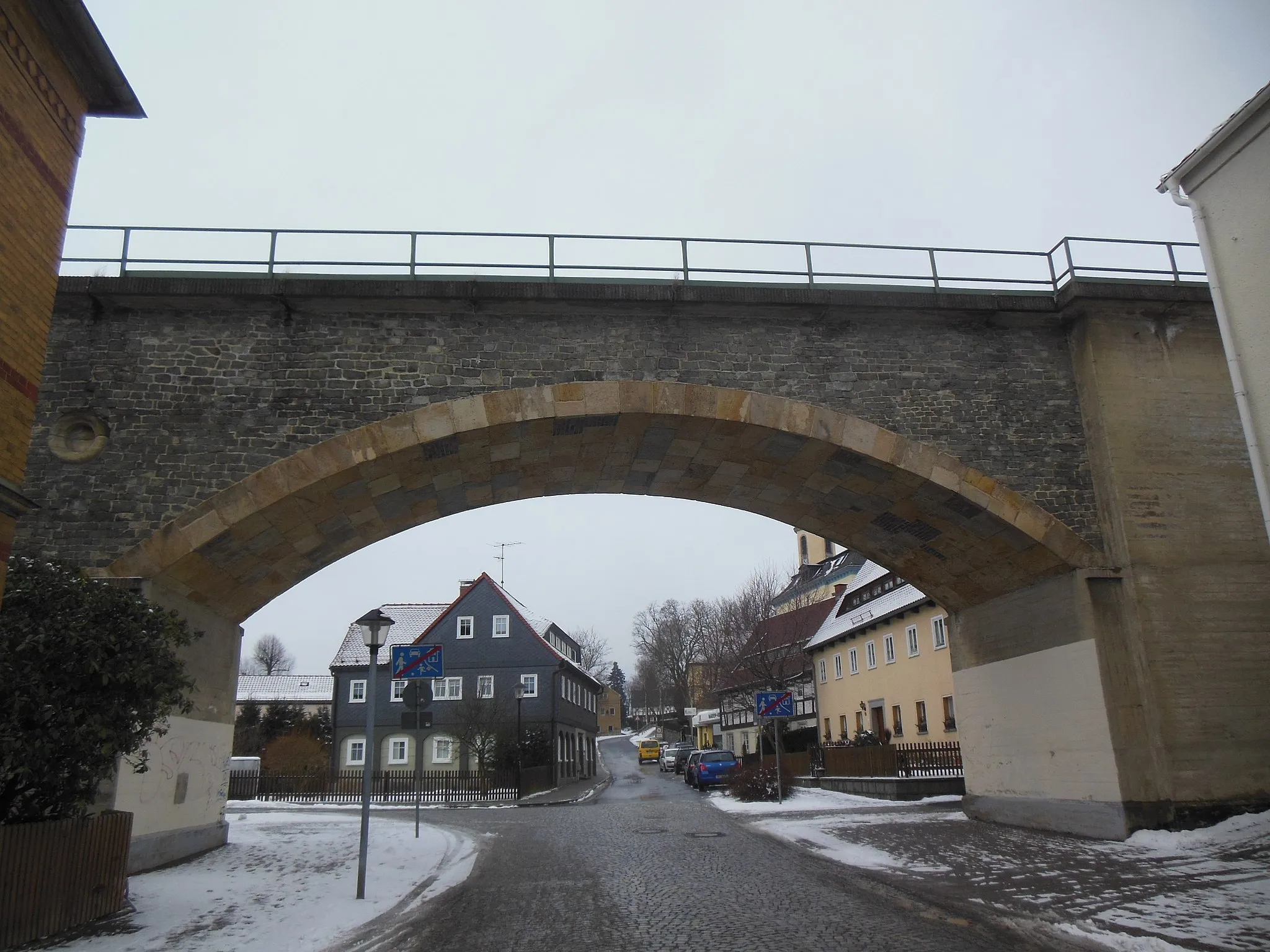 Photo showing: Seifhennersdorf (Landkreis Görlitz). Rumburger Straße, eisenbahnviadukt.
