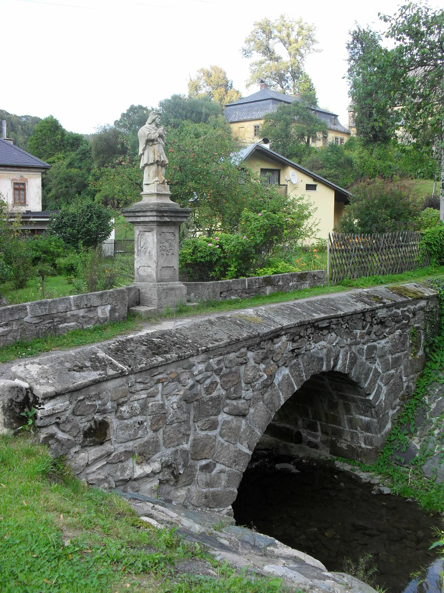 Photo showing: Barokní mostek s kopií sochy Jana Nepomuckého v Kryštofově Údolí