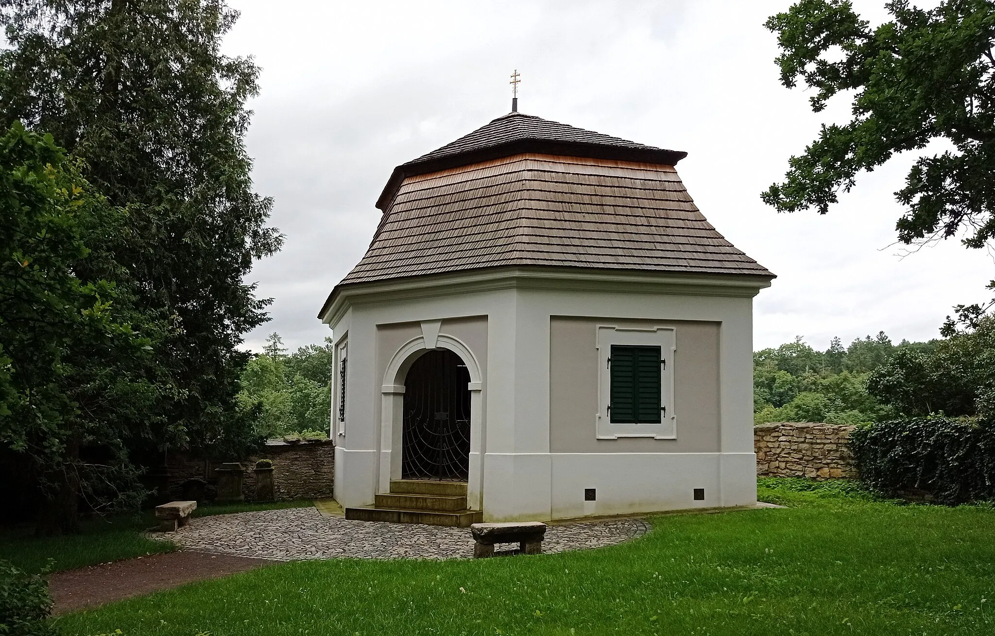 Photo showing: Former morgue at the old cemetery in Opočno, Rychnov nad Kněžnou District, Hradec Králové Region, Czechia