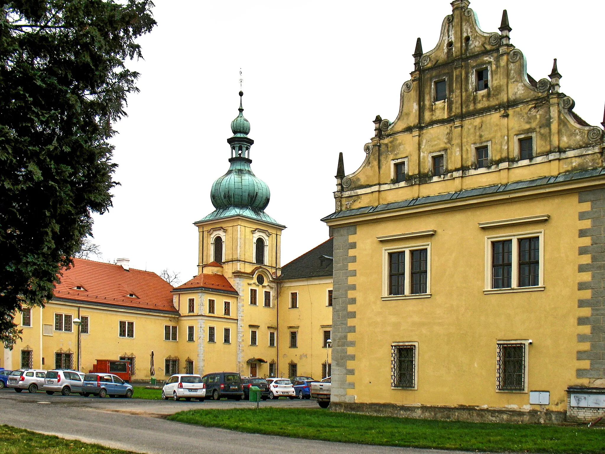 Photo showing: Budovy v areálu zámku v Doksech, okres Česká Lípa.