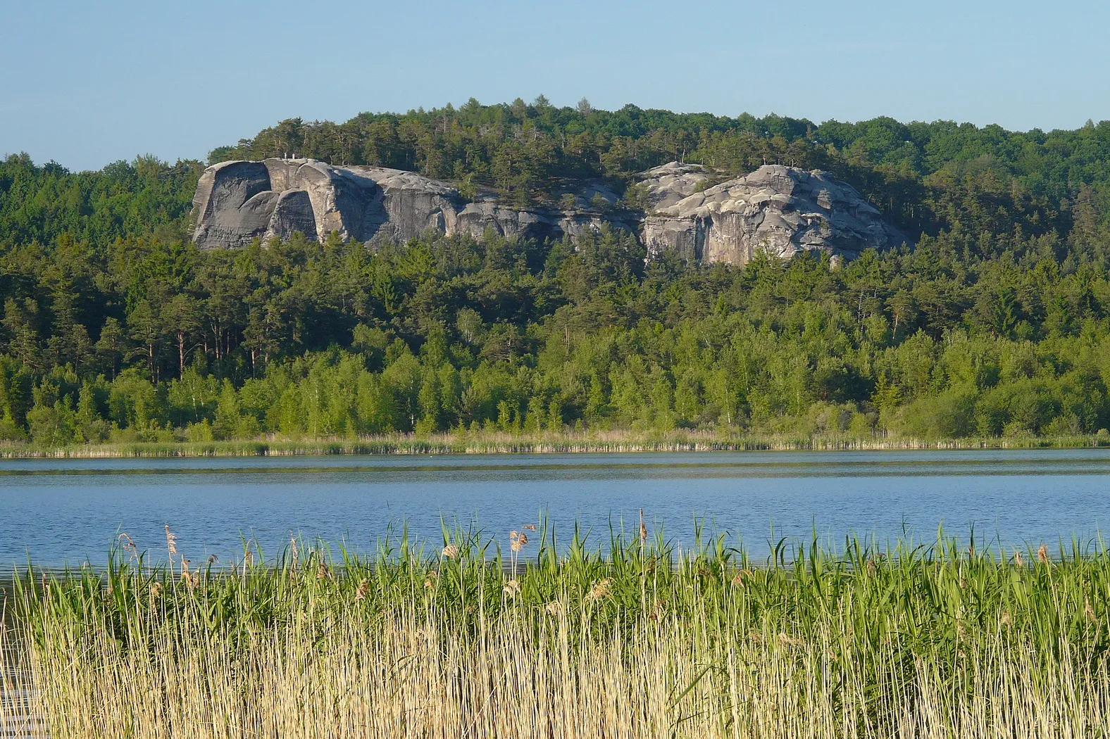 Photo showing: Skála Sokolka nad Komárovským rybníkem