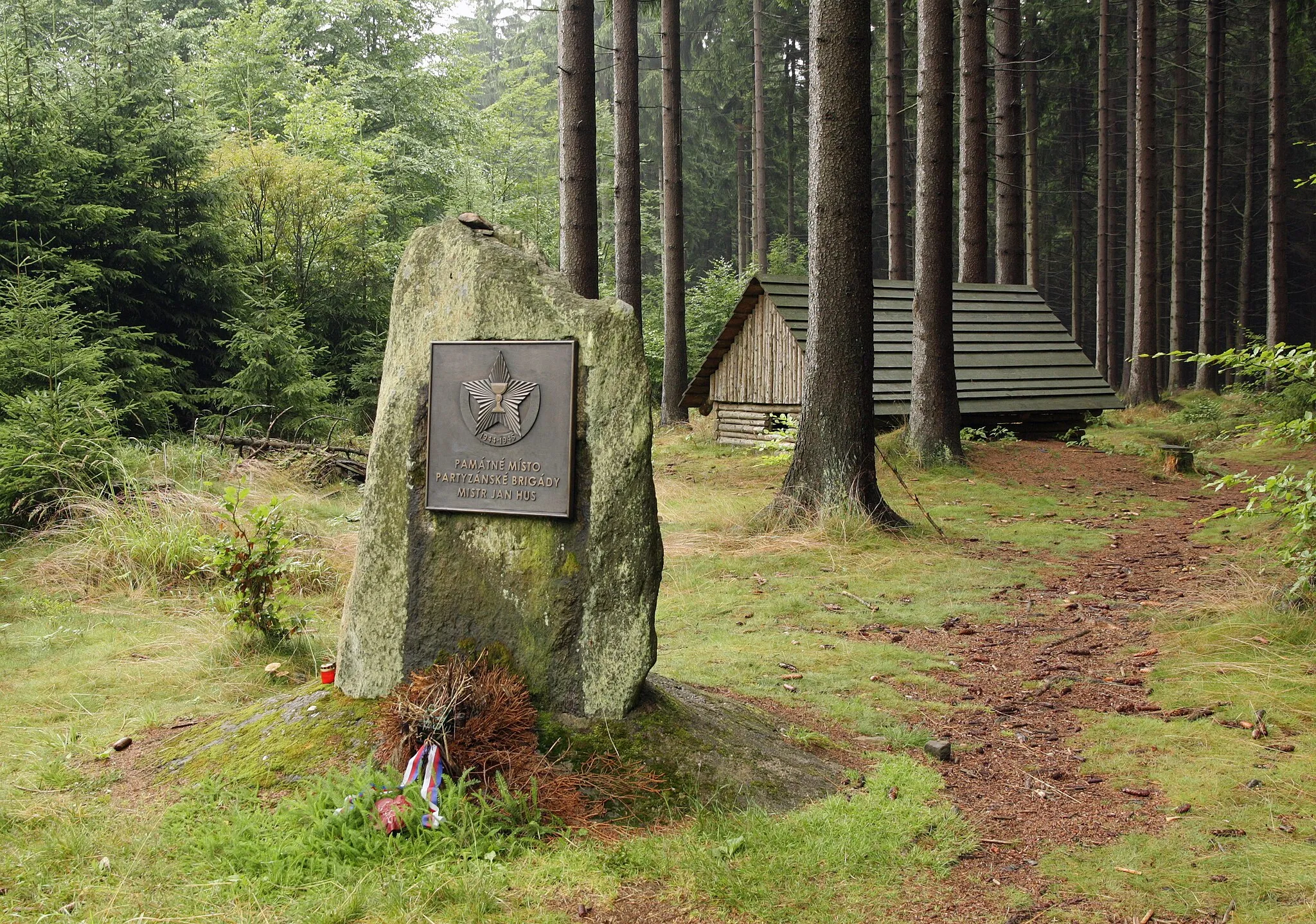 Photo showing: Cikháj - Fryšavský kopec, památník partyzánské brigády Mistr Jan Hus na vrcholu.