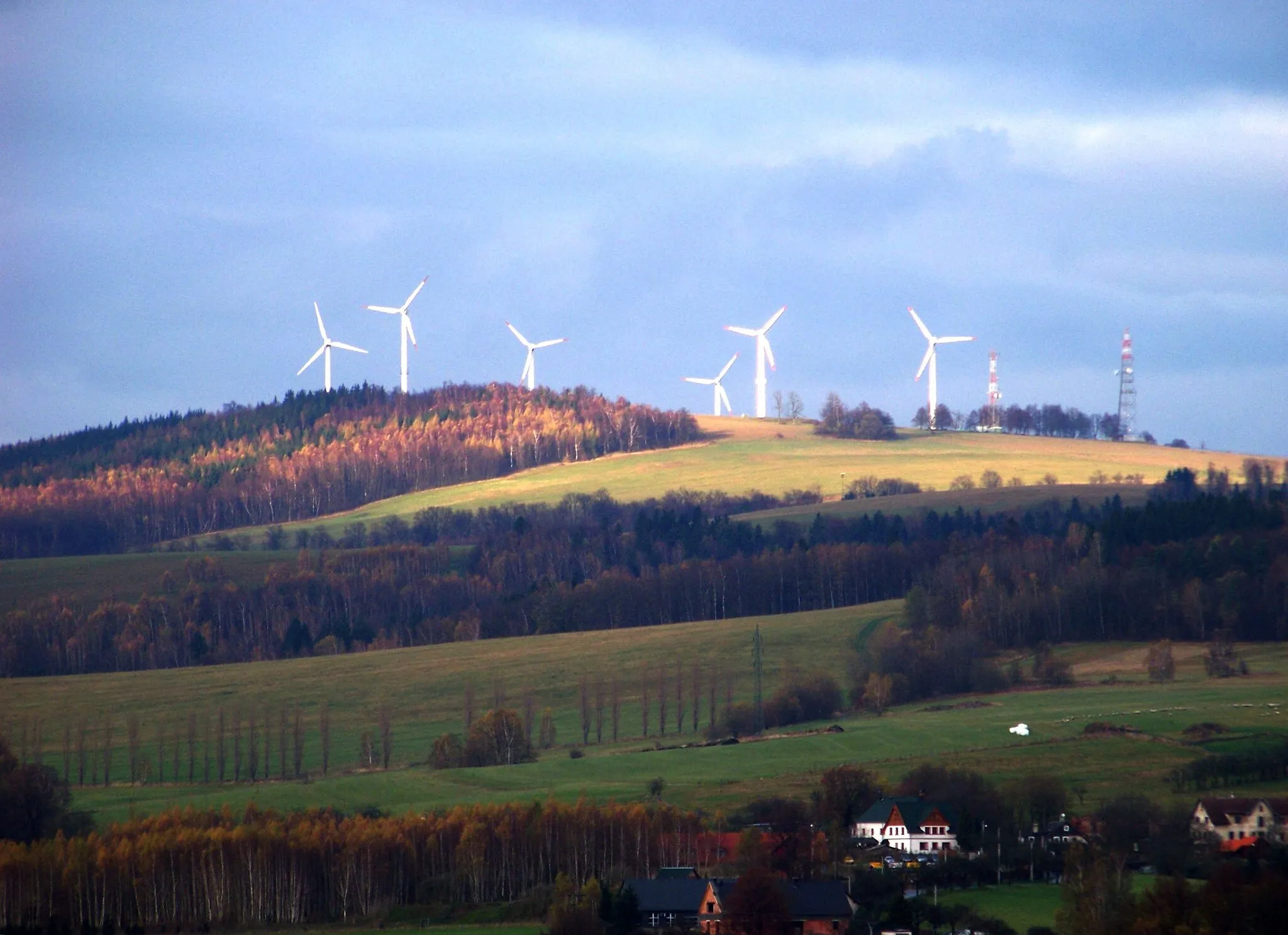 Photo showing: Liberec District, Liberec Region, Czech Republic. A view from Chrastava to wind turbines at Lysý vrch, Heřmanice-Vysoký. The village Chrastava-Vysoká.