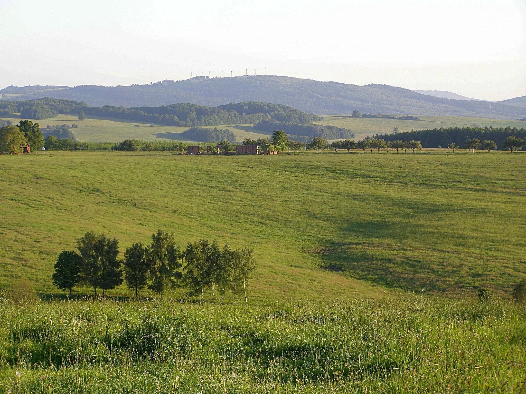 Photo showing: Frýdlantská pahorkatina, pohled z vrcholu U křížku (369 m) na jihozápad, vzadu větrné elektrárny na vrcholu Vysoký