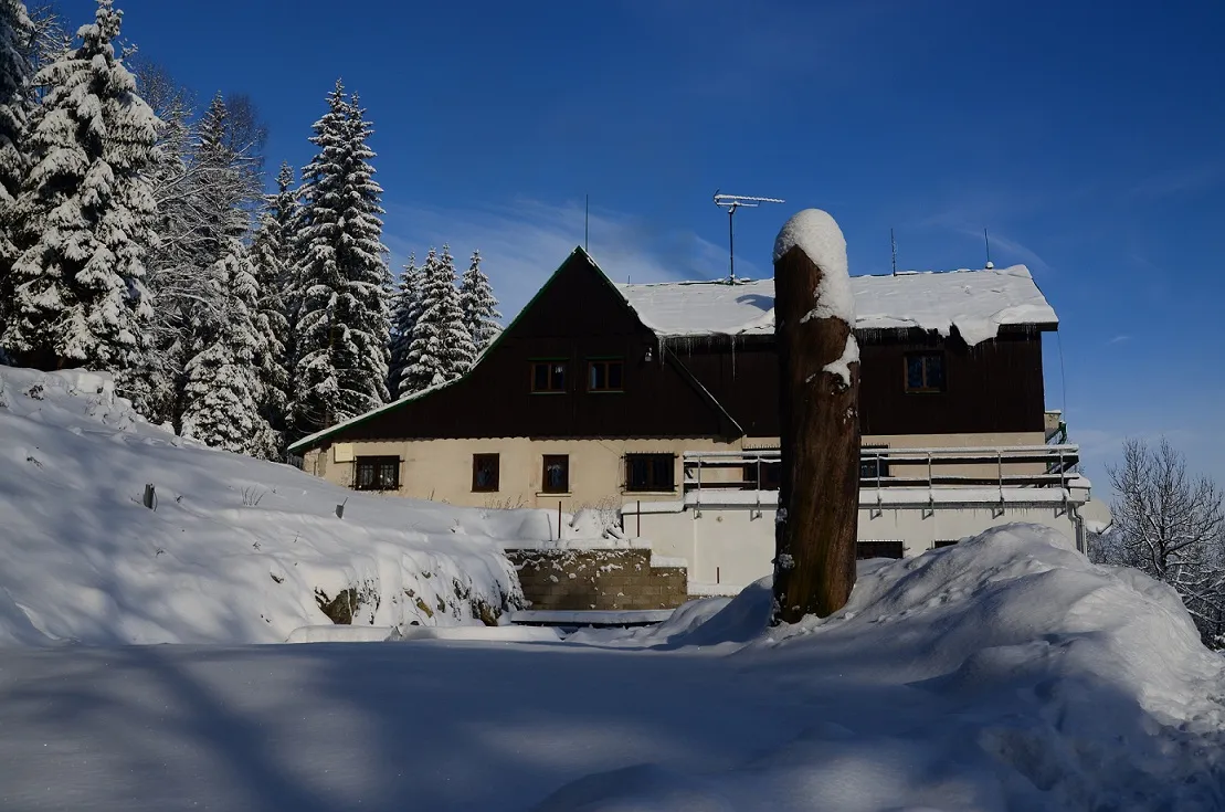 Photo showing: Horská chata Lučanka v zimě